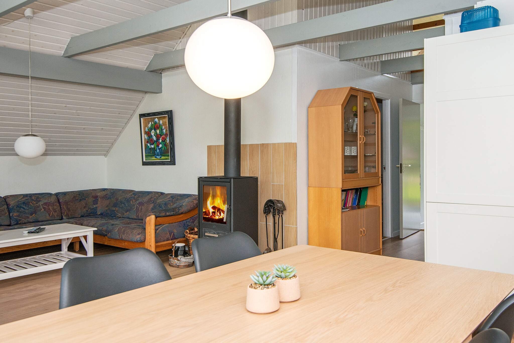 open kitchen(cooker(electric), hood, coffee machine, dishwasher, freezer(60-99L), fridge-freezer, washing machine), Living/bed room(TV(satellite), DVD player, radio), bedroom(double bed, children\'s bed), bedroom(double bed), bedroom(2x single bed), bathroom(bathtub or shower, washbasin, toilet), sauna(indoor, heated, 5 persons), heating(electric), terrace, terrace(roofed)