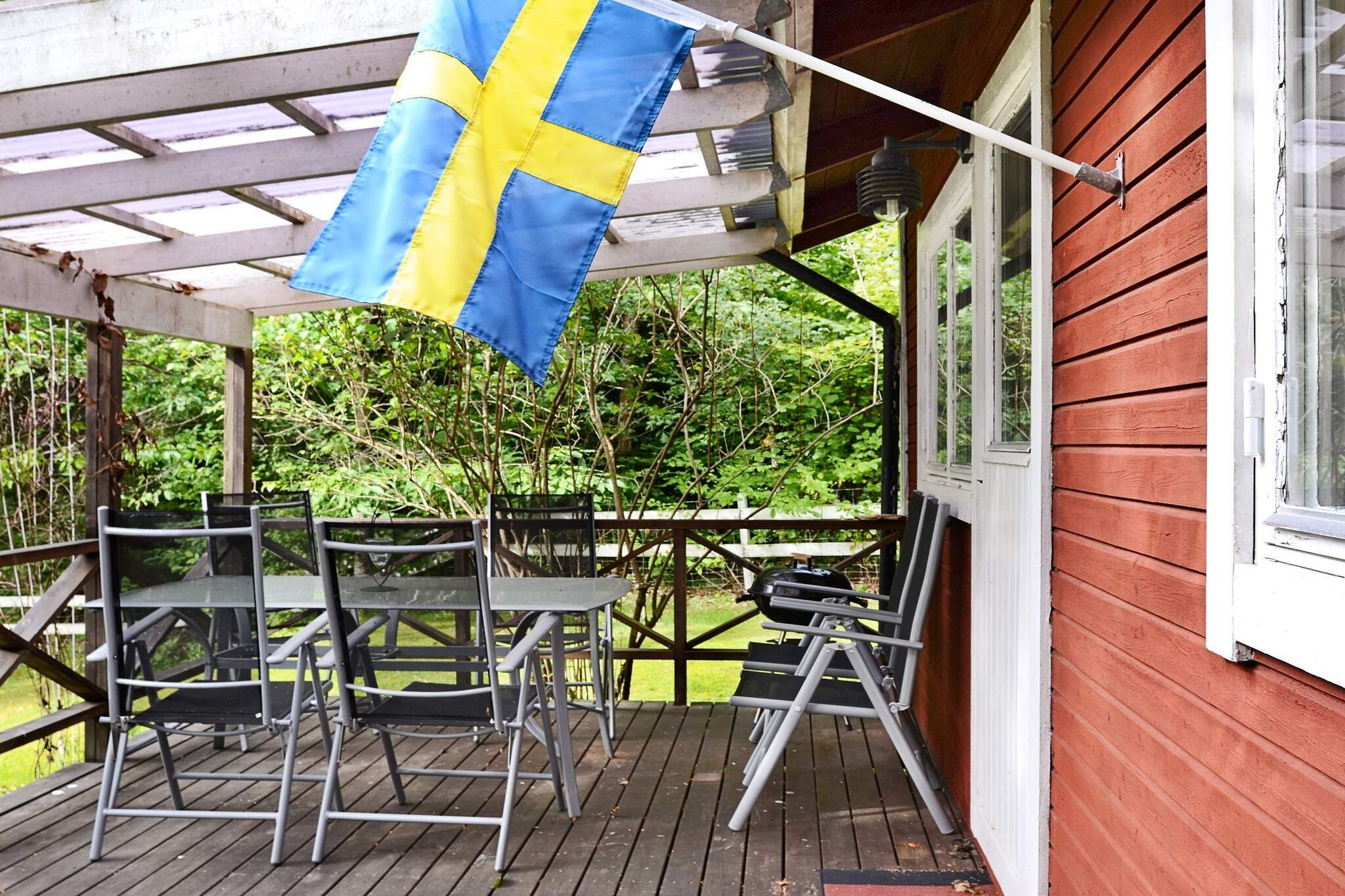 Very well maintained, modern and fresh smaller cabin with a fantastic location for excursions near and far. Your cabin consists of a combined living room/kitchen and a bedroom with a bunk bed and a toilet/shower. In addition, there is a large covered terrace next to the living room where you can sit really comfortably and look out over the surroundings. The entire cabin has been renovated and it is completely &quot;tip-top&quot; with modern furniture, bright and fresh. In the living room is the sofa bed intended for 2 people, it is 120 cm wide. A walk or drive down the hill will take you after about 800 metres beautiful lake Bunn where your boat is ready to take you on exciting fishing trips (fishing license) for pike, pike and perch, a fishing that is admittedly good. If you want to swim, you can do it from the jetty or take another couple of hundred meters to a good swimming spot. You live undisturbed with only one neighbor nearby and it's easy here relax and enjoy the time off. Outside the cottage there are large fine grassy areas, perfect for play and games. The area by the lake and the community of Bunn is very popular and in this wonderful environment, time passes too quickly for those of you who enjoy nature, the lake and the forest! If you still want to go on an excursion, you have GrÃ¤nna about 10 km away and JÃ¶nkÃ¶ping 15-20 minutes further by car. If you want to go on slightly longer car trips, it is quite possible to take day trips to attractions such as KolmÃ¥rden Zoo or Astrid Lindgren's World in Vimmerby and in the other direction all the way to the west coast and Gothenburg. Keep in mind that pets are not allowed in this cabin. The electricity fee is paid on site with Swish or cash! But most of all, you stay safely at home if you choose this fresh little cottage and love peace, quiet and nature together with your family!
