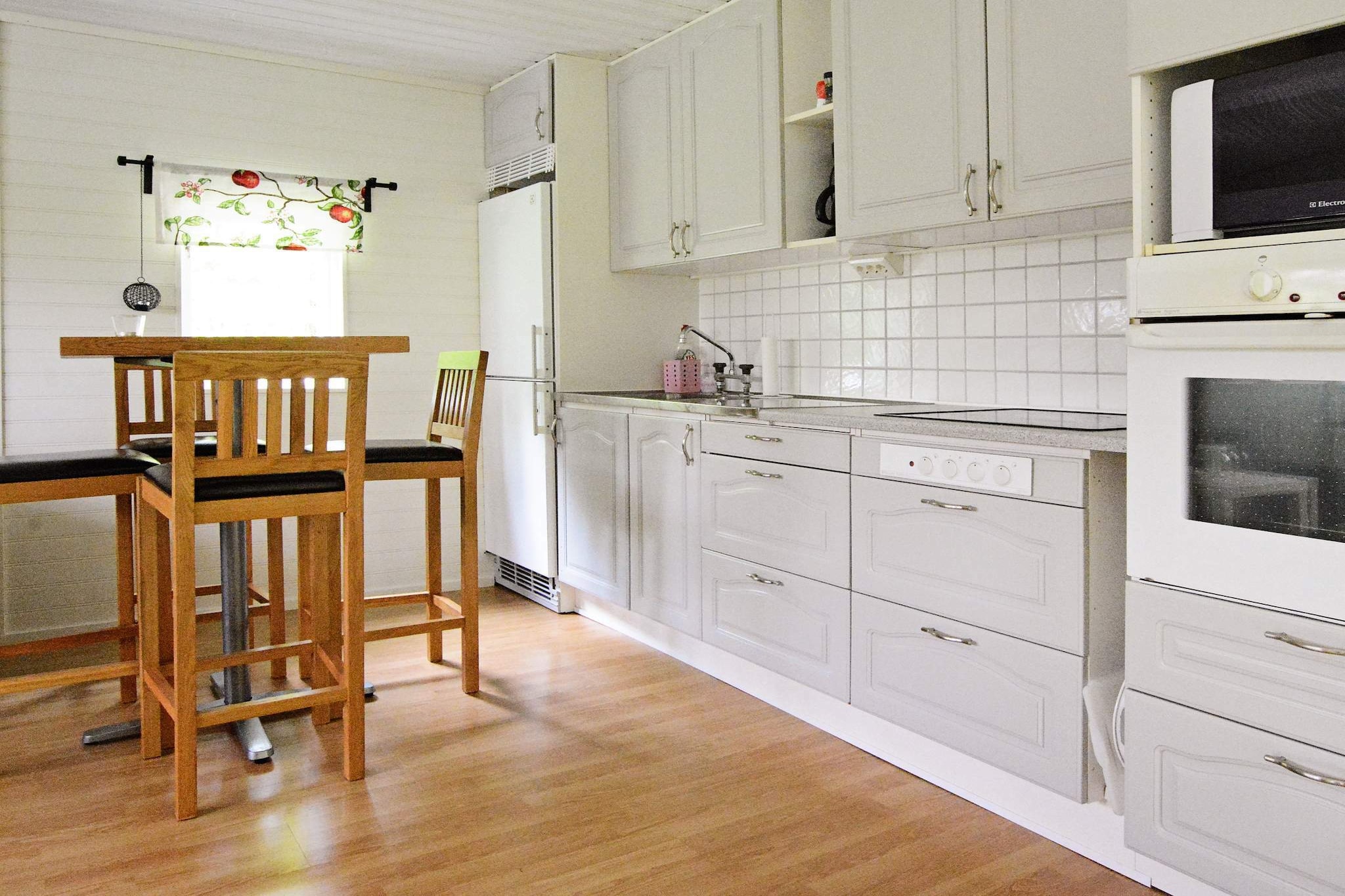 open kitchen(cooker(electric), hood, coffee machine, oven, microwave, fridge-freezer, water from well), Living/bed room(double folding bed, TV(swedish TV channels), radio), bedroom(2x bunk bed), bathroom(washbasin, shower, toilet), heating(electric), terrace(roofed)(garden furniture, BBQ), garden, parking