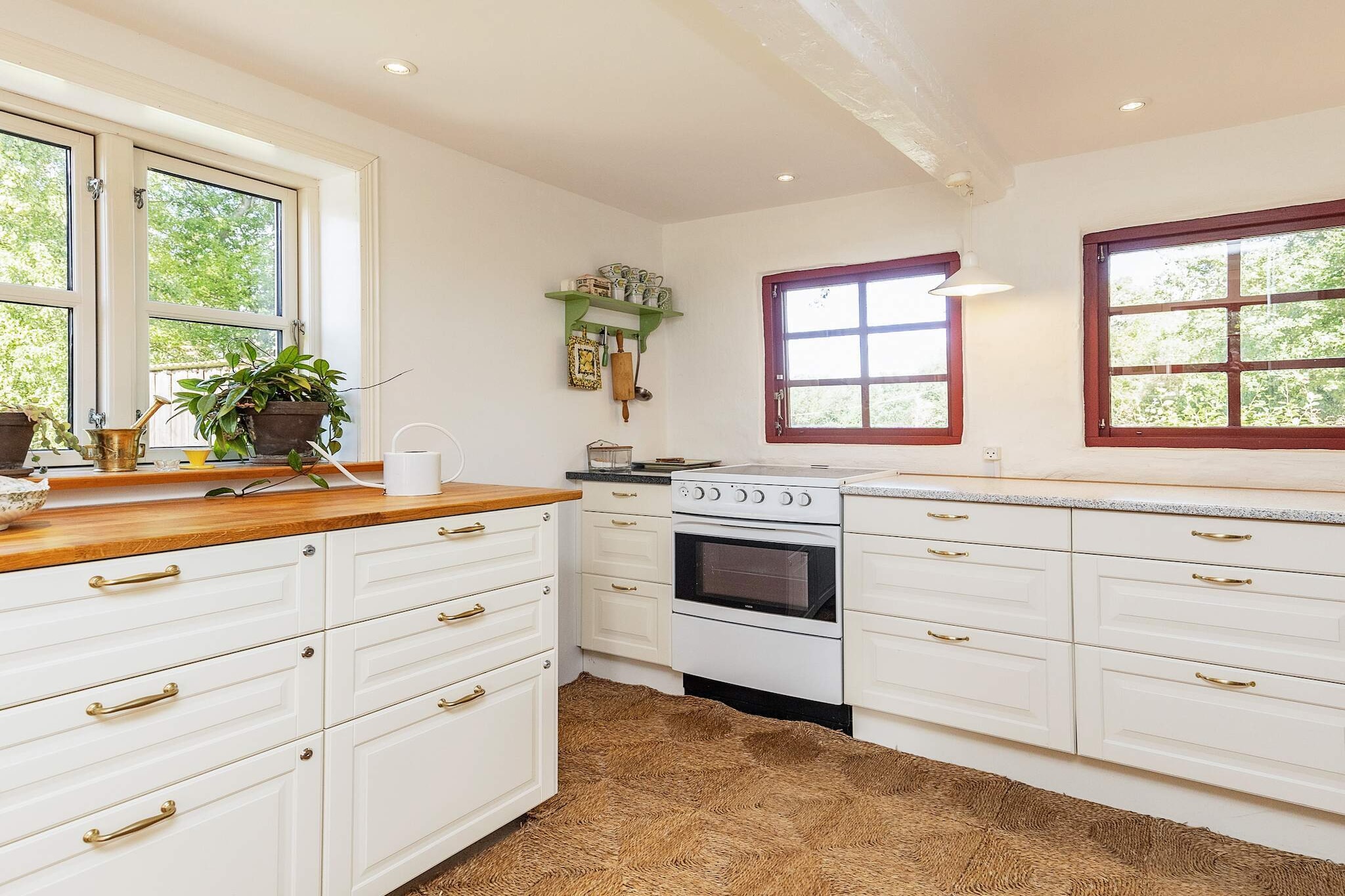 Holiday cottage fully renovated in 2014 with emphasis on preserving the original atmosphere. Ground floor has living room and combined kitchen/dining area. Bathroom with underfloor heating. Well-equipped kitchen. From the living room you have access to the terrace overlooking a preserved natural area. 1st floor has a large bedroom with double bed as well as a TV room. Access to 1st floor is via a steep staircase. The house is located on 1550 m² large natural plot bordering a natural area.A refundable deposit might be charged closer to your check-in date. The security deposit ensures a smooth stay and covers any additional services or consumption charges.This deposit covers utilities consumed during your stay and any additional services that may be taken.The final amount will be adjusted based on actual meter readings, actual usage of extra services, and any remaining balance will be refunded within 21 days after checkout.This deposit simply acts as a prepayment for charges that  you would anyways pay for, ensuring a seamless stay and check-out experience.