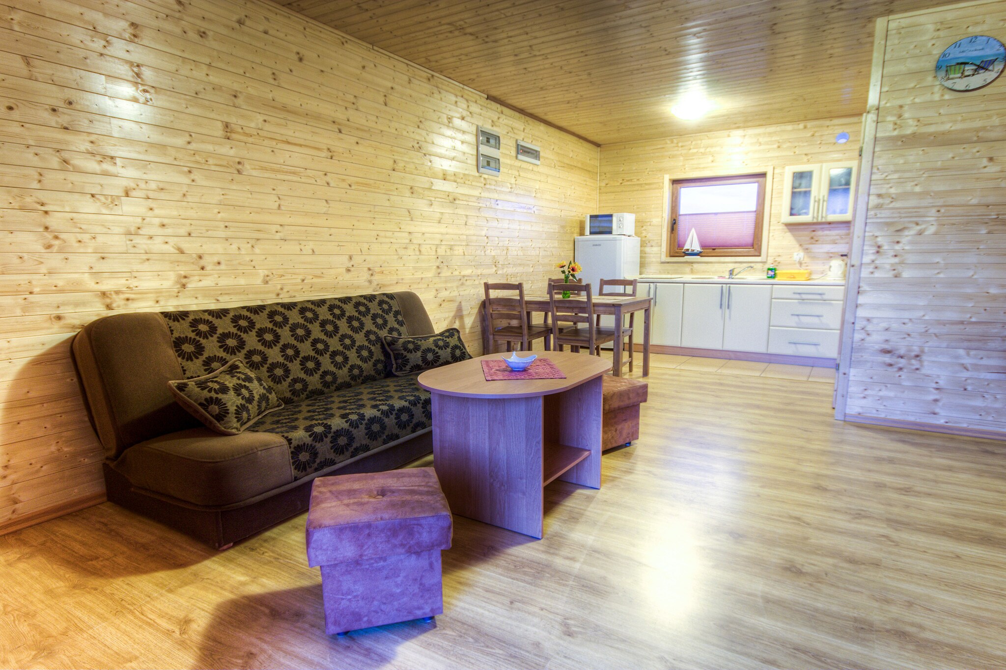 Ground floor: (hallway, Sitting room(double sofa bed, TV, dining table), dining room(dining table), Kitchen(electric kettle, cooker, coffee machine, microwave, fridge-freezer), bathroom(shower, washbasin, toilet))\n\nOn the 1st floor: (bedroom(2x single bed, double sofa bed), bedroom(small double bed, balcony))\n\nBBQ(shared with other guests), parking, trampoline, deckchairs, play equipment