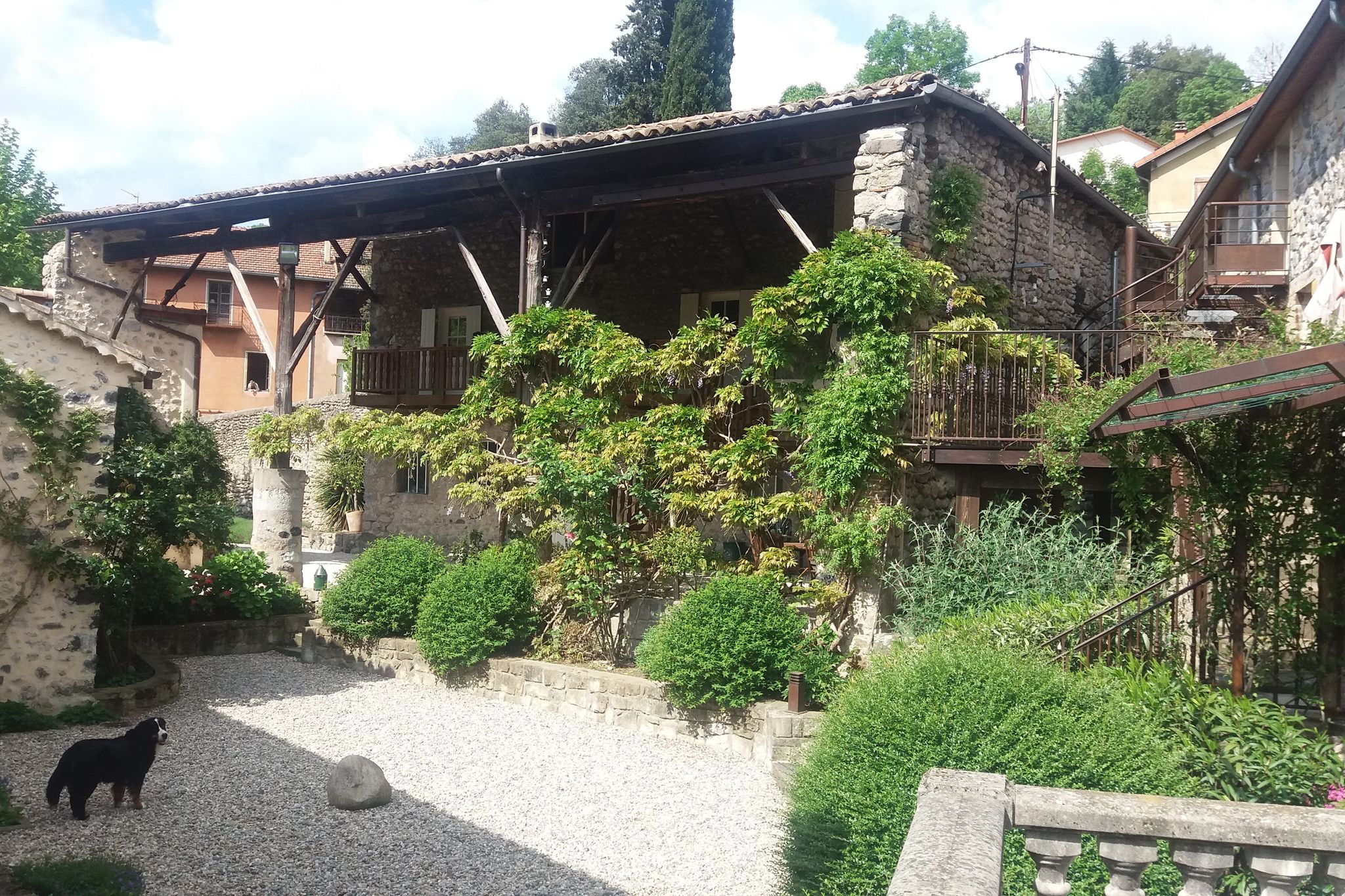 Halfvrijstaand stijlvol vakantiehuis met grote tuin direct aan de rivier Ardèche