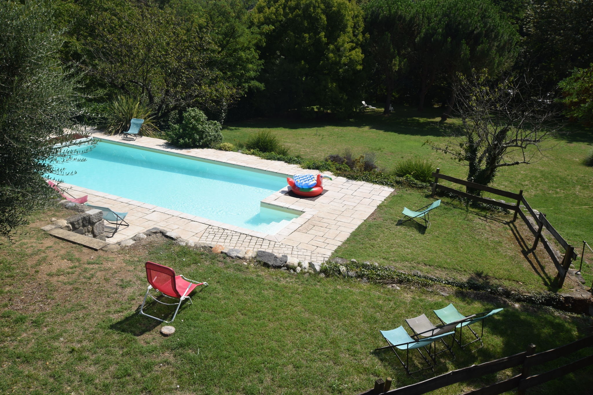 Halfvrijstaand stijlvol vakantiehuis met grote tuin direct aan de rivier Ardèche