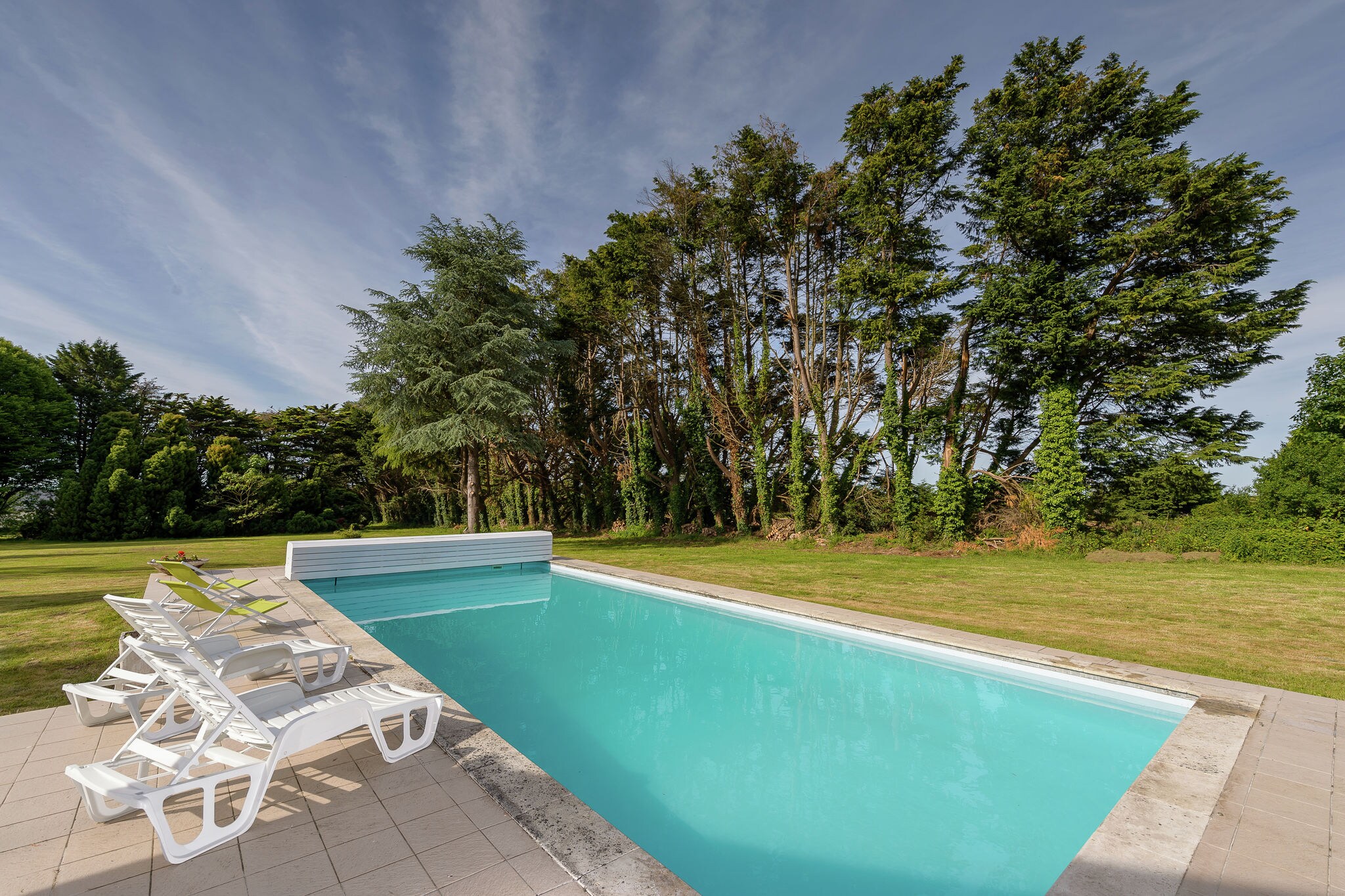 Prachtige villa met zwembad, een grote tuin gelegen in een mooie groene omgeving