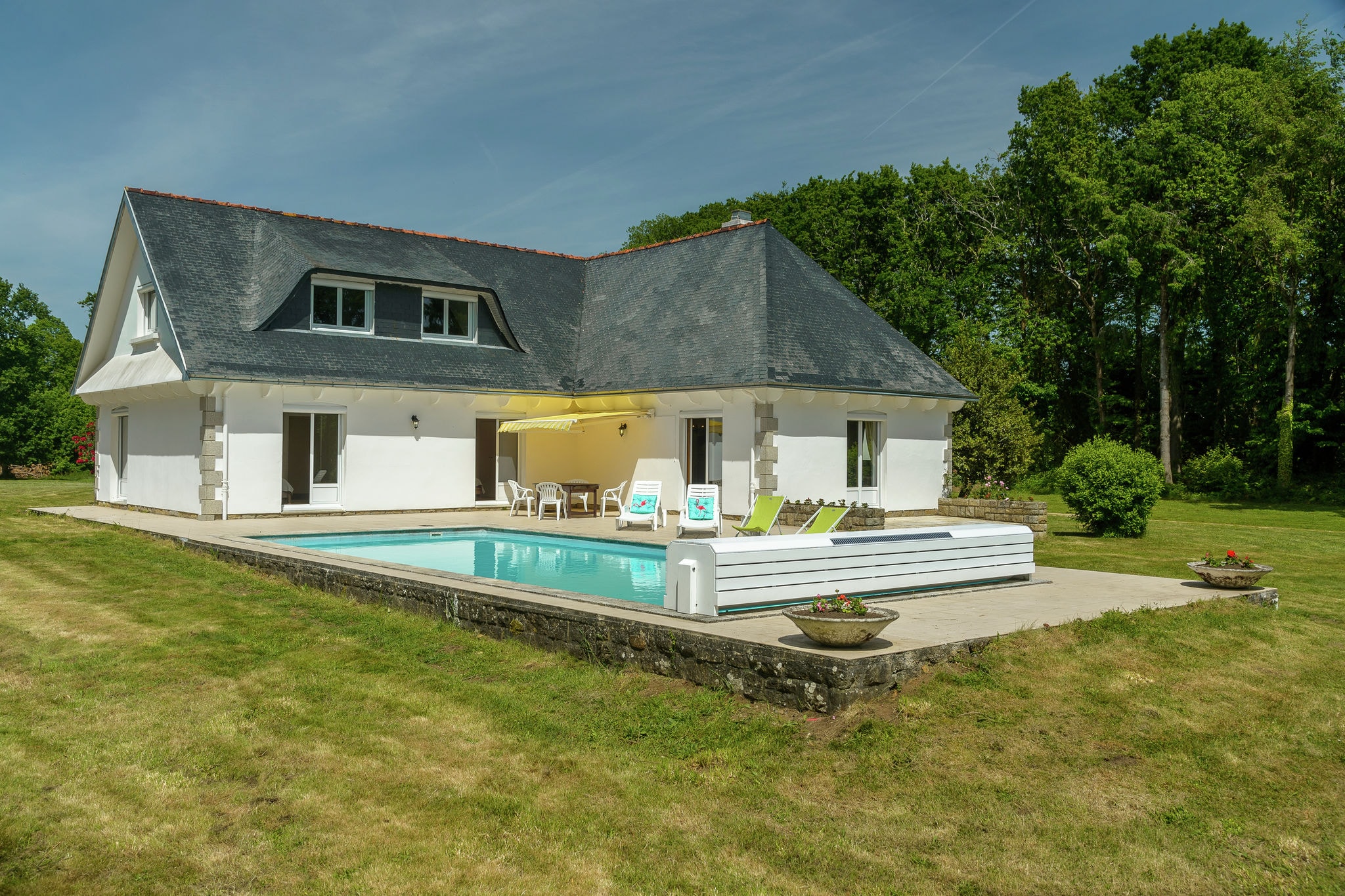 Prachtige villa met zwembad, een grote tuin gelegen in een mooie groene omgeving