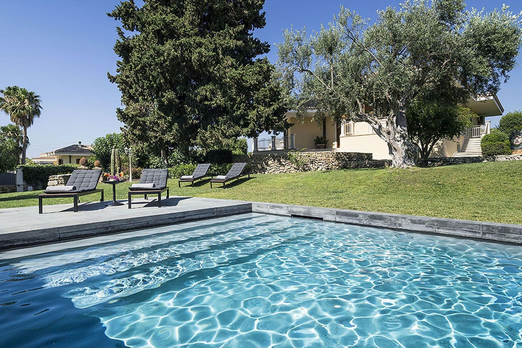 Lovely luxury villa with private pool just a few km from the center of Syracuse