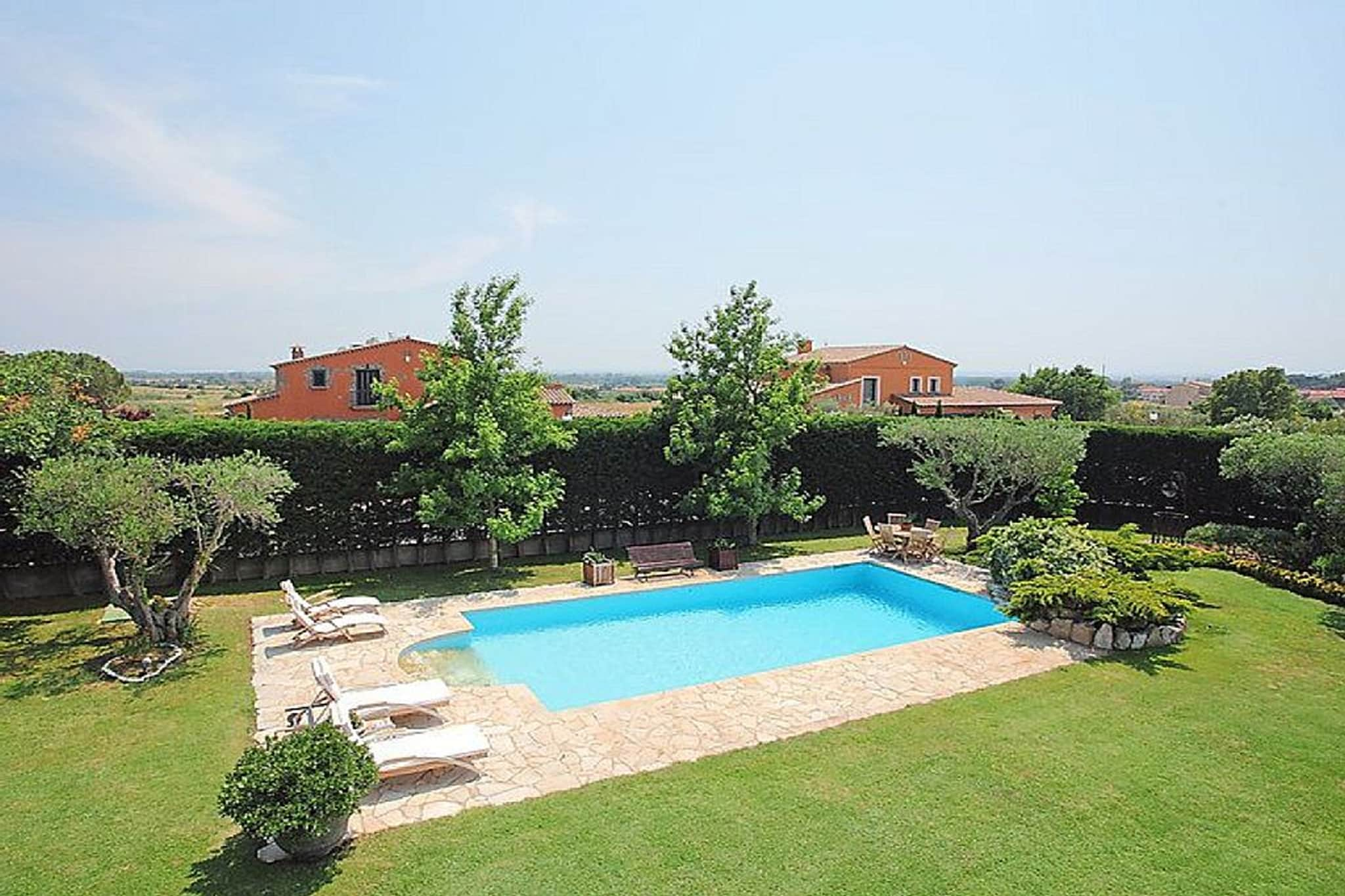 Ideal villa in Peralada with private pool and fantastic garden with barbecue