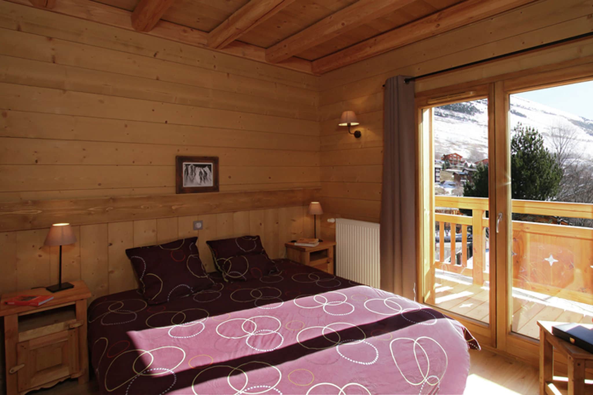 Detached chalet with a fireplace, just 50 m. from the slopes