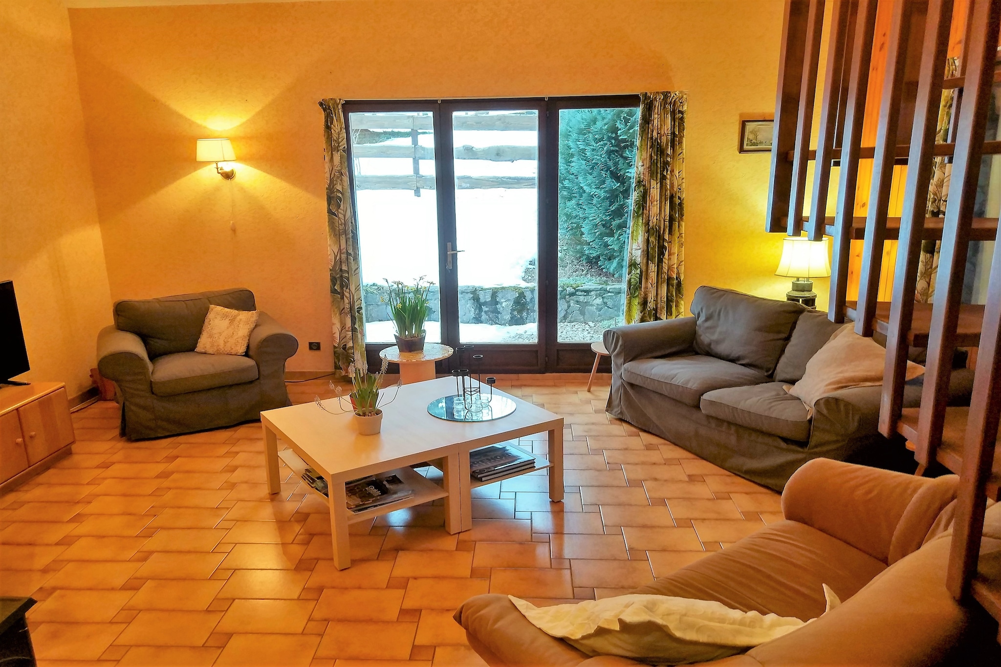 An optional utilities and service fee of EUR 60,00 will be charged before your arrival. Details are given below.<br> Located in the peaceful village of Saint-Jean-de-Vaulx, this 4-bedroom chalet offers a warm and inviting retreat for up to 8 guests. With a roofed terrace and a wood-burning stove, it's the perfect spot to unwind after a day of mountain adventures. The chalet includes a garage, washing machine, microwave, and dishwasher to ensure a comfortable and hassle-free stay. Outdoor enthusiasts will love the nearby Lake of Laffrey, known for its clear waters and climbing park. Hiking and mountain biking trails surround the area, while the vibrant city of Grenoble is just 25 km away. For winter sports lovers, the Villard Reculas ski area is within reach, and golf and horse riding are also available nearby. Dining options like La Basse Cour and Au Pré du Lac are just a short drive away, and transport links including a train station and airport make access easy. Whether you're relaxing on the terrace or exploring the Northern Alps, this chalet offers a delightful blend of simplicity, comfort, and nature. <br><b> Optional Utilities & Service Package </b><br><b> An optional utilities and service package of EUR 60,00 </b> can be selected prior to your arrival. You will receive a separate communication with the payment link should you wish to include it.<br>This package ensures a seamless stay and conveniently covers services such as final cleaning, utility consumption, service support, and protection against minor damages or incidental costs during your stay.<br>Guests who prefer may manage these services independently, provided the property is returned in good order at check-out.