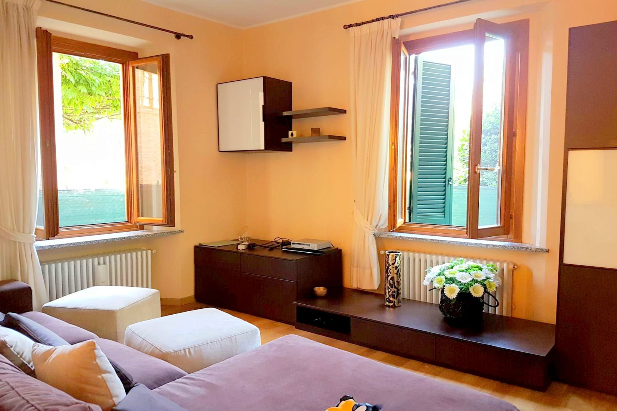 Ground floor: (Living room(TV(satellite)), Large kitchen(oven, dishwasher, fridge-freezer), bathroom(shower, washbasin, toilet))\n\nOn the 1st floor: (bedroom(double bed), bedroom(2x single trundle bed), bedroom(2x single trundle bed), bathroom(shower, washbasin, toilet))\n\nBasement: (washing room)\n\nheating(central, gas)