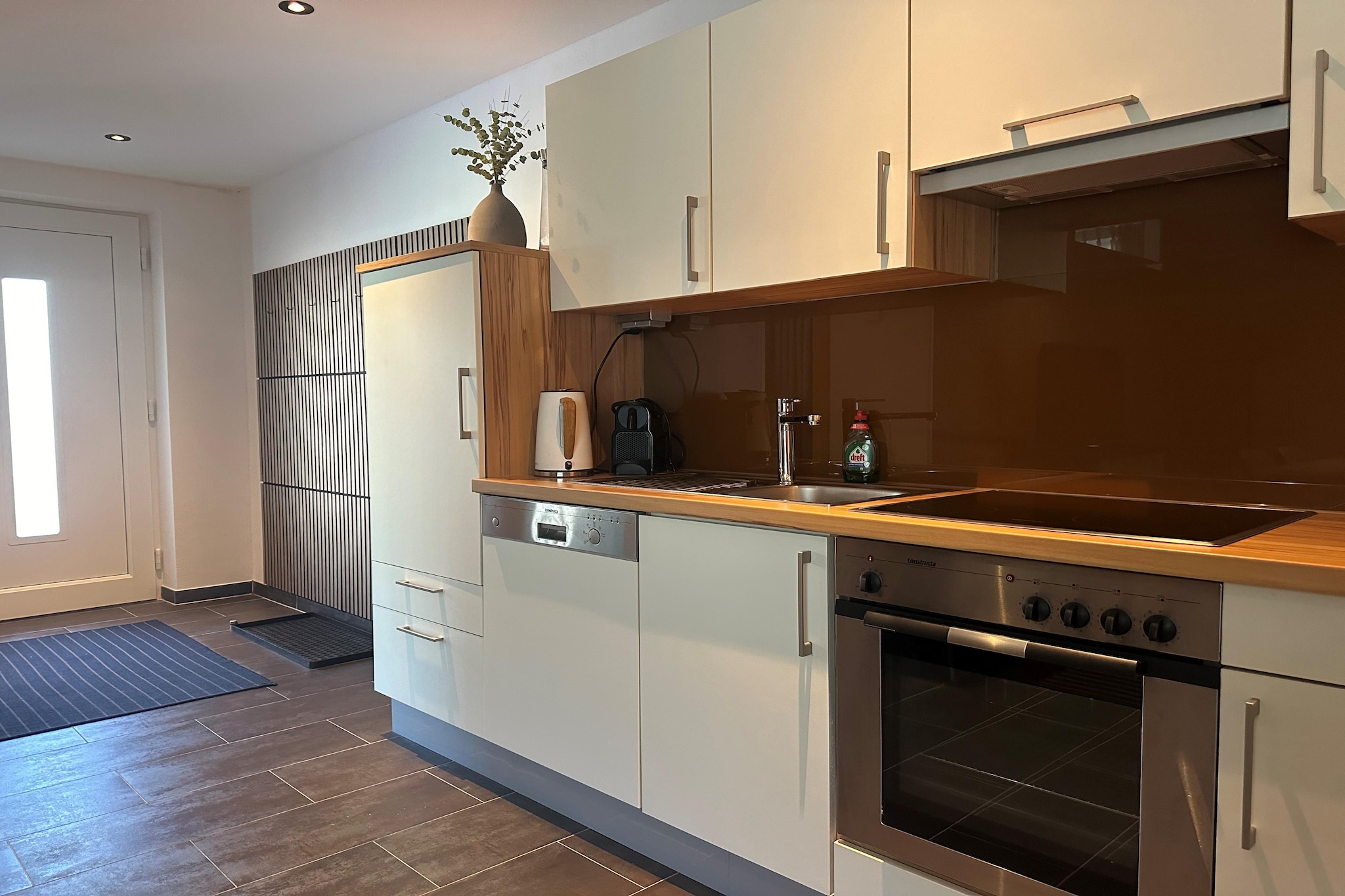 Ground floor: (hallway, open kitchen(cooker(4 ring stoves), oven, dishwasher, fridge-freezer), Living/diningroom(TV(satellite)), bedroom(double bed(160 x 200 cm)), bedroom(double bed(160 x 200 cm)), bathroom(shower, washbasin, toilet))\n\nheating, terrace, garden(fenced), garden furniture, parking, parking