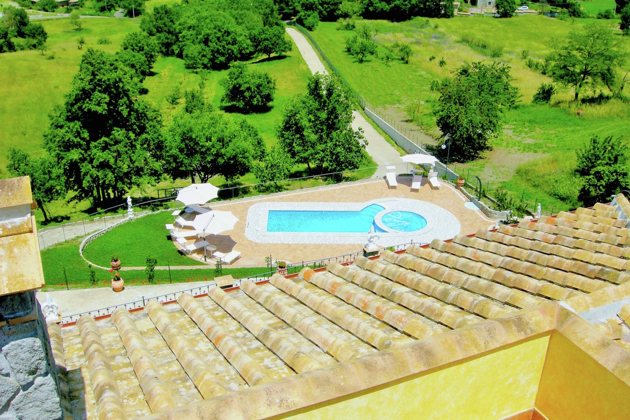 Villa avec piscine et jacuzzi dans une position panoramique près du lac