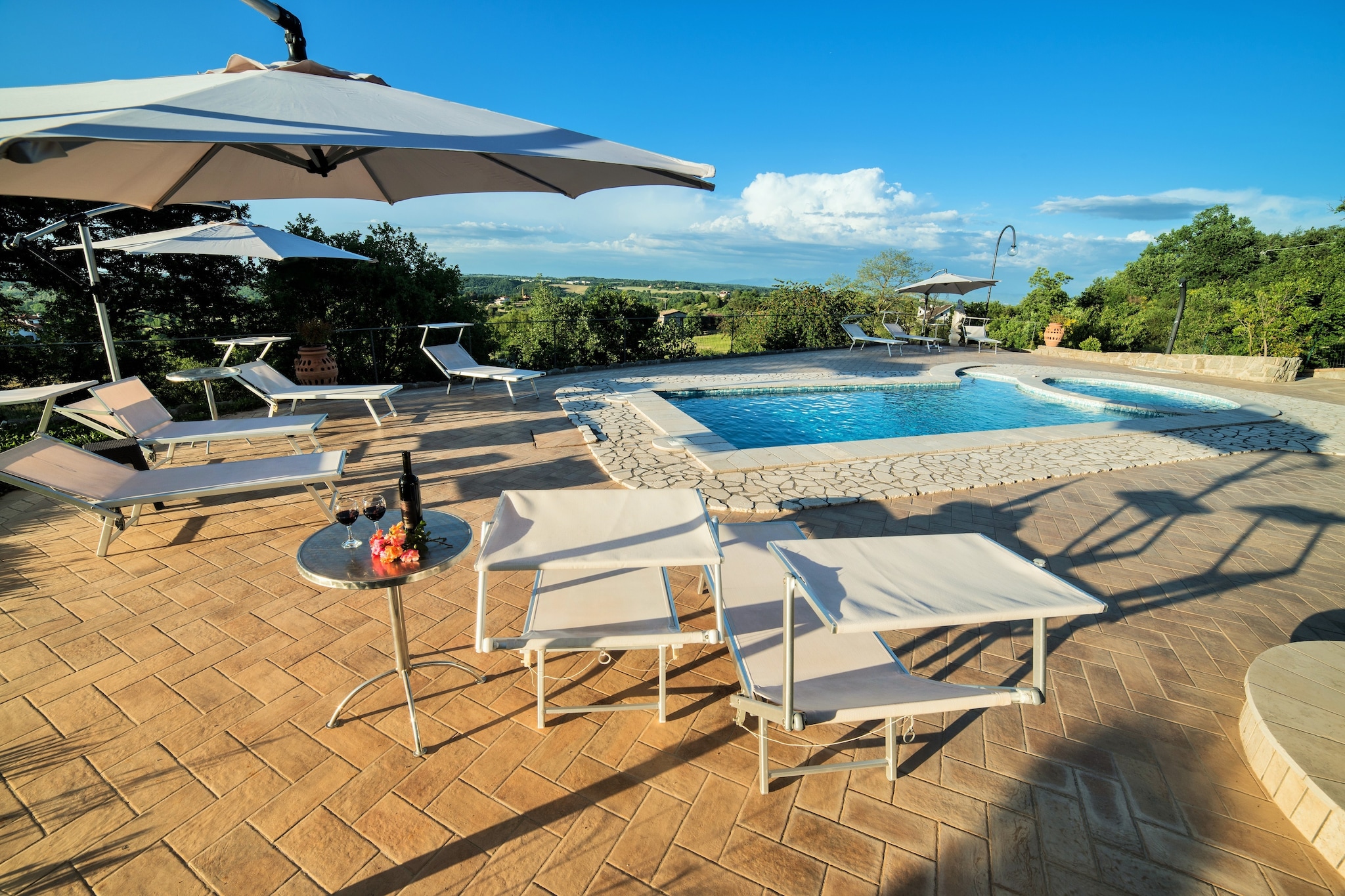 Villa avec piscine et jacuzzi dans une position panoramique près du lac