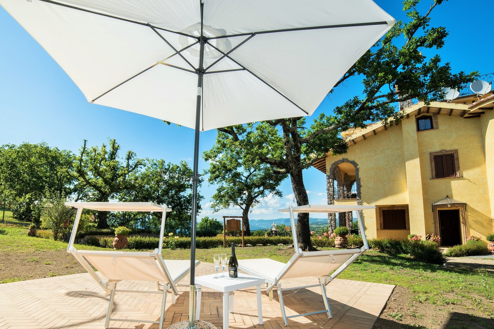 Villa mit Pool und Jacuzzi in Panoramalage auf den Lago di Bolsena