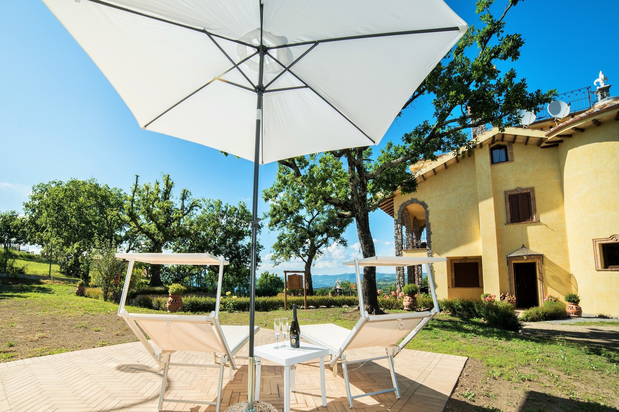 Villa avec piscine et jacuzzi dans une position panoramique près du lac