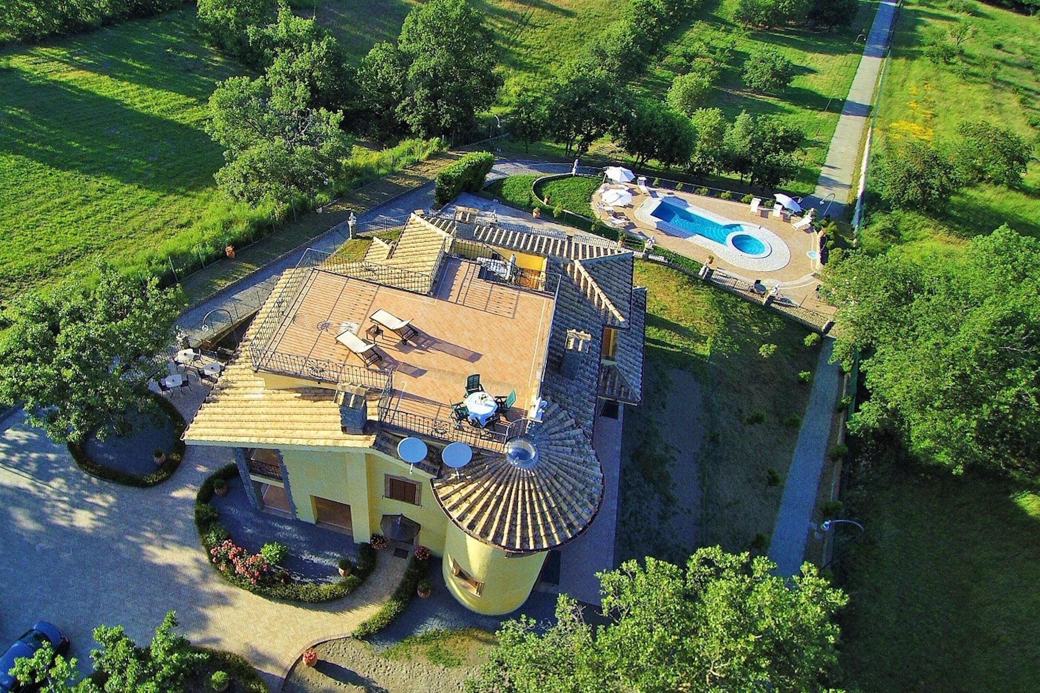 Villa avec piscine et jacuzzi dans une position panoramique près du lac