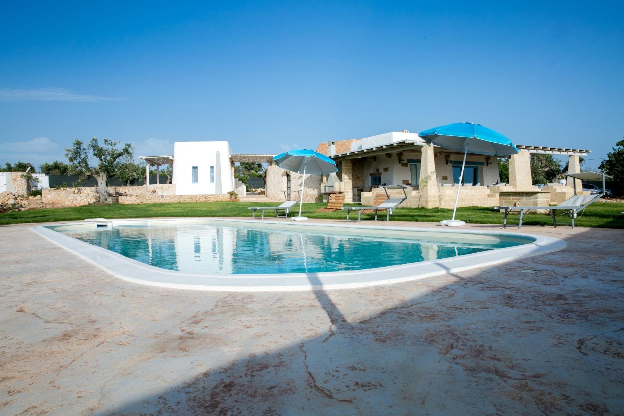 Luxuriöse Villa in Torre Suda mit Whirlpool