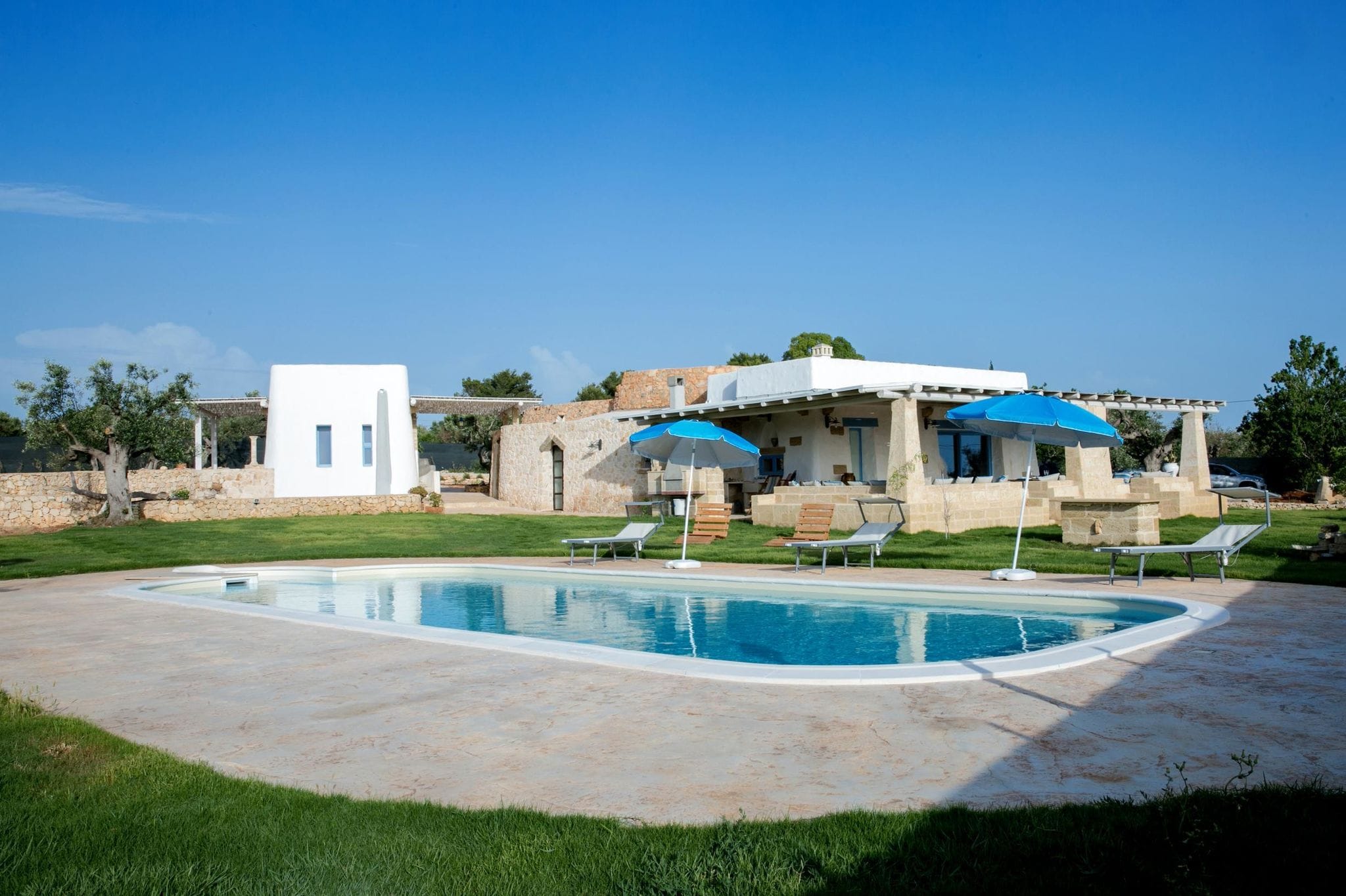 Ruime accommodatie in Torre Suda met privézwembad en bubbelbad