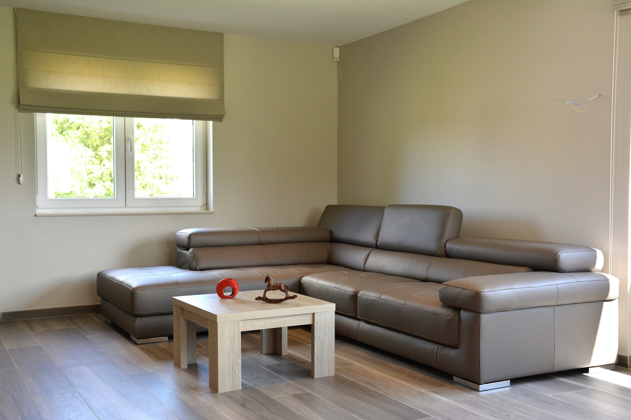 An optional utilities and service fee of EUR 150,00 will be charged before your arrival. Details are given below.<br> Escape to this charming 4-bedroom villa in Rochefort, nestled in the heart of the Belgian Ardennes. Ideal for families or a group of 9, the home offers peace, privacy, and a beautiful natural setting. Just 2 km from the forest and the Lesse River, it's a perfect base for nature walks, canoeing, or simply unwinding. The villa features a private furnished garden and a terrace, great for outdoor dining or enjoying a barbecue on a sunny day. Inside, the open kitchen is fully equipped with a cooker, oven, dishwasher, and coffee machine. Cozy up around the wood stove or enjoy the warmth of central heating throughout.
Children are well catered for with a high chair, cot, and a recreation room complete with table tennis and table football. Bed linen payments must be made on arrival via cash or Belgian bank-to-bank app only (international bank transfers are not supported).
A peaceful and comfortable Ardennes retreat awaits! <br><b> Optional Utilities & Service Package </b><br><b> An optional utilities and service package of EUR 150,00 </b> can be selected prior to your arrival. You will receive a separate communication with the payment link should you wish to include it.<br>This package ensures a seamless stay and conveniently covers services such as final cleaning, utility consumption, service support, and protection against minor damages or incidental costs during your stay.<br>Guests who prefer may manage these services independently, provided the property is returned in good order at check-out.