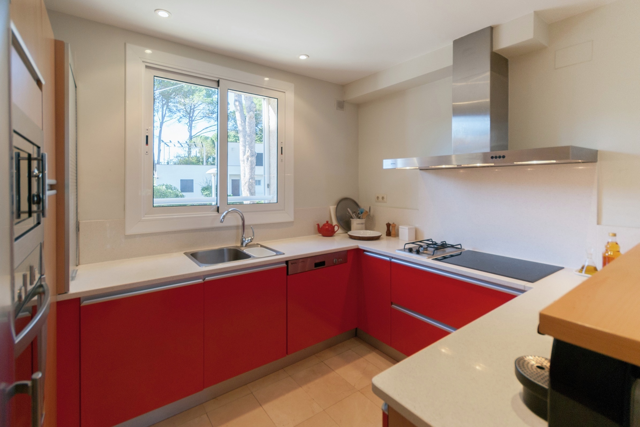 Ground floor: (bedroom(double bed(150 x 190 cm), terrace(10 m2)))\n\nOn the 1st floor: (bathroom(shower, washbasin, toilet))\n\nOn the 2nd floor: (bedroom(2x single bed(80 x 190 cm)), bathroom(shower, washbasin, toilet, bidet, hairdryer))\n\nOn the 3rd floor: (Entrance, parking)\n\nOn the 4th floor: (Sitting room(TV, fireplace, balcony, air conditioning), Kitchen(toaster, oven, microwave, dishwasher, fridge-freezer, washing machine))\n\nOn the 5th floor: (terrace(private), parasol)