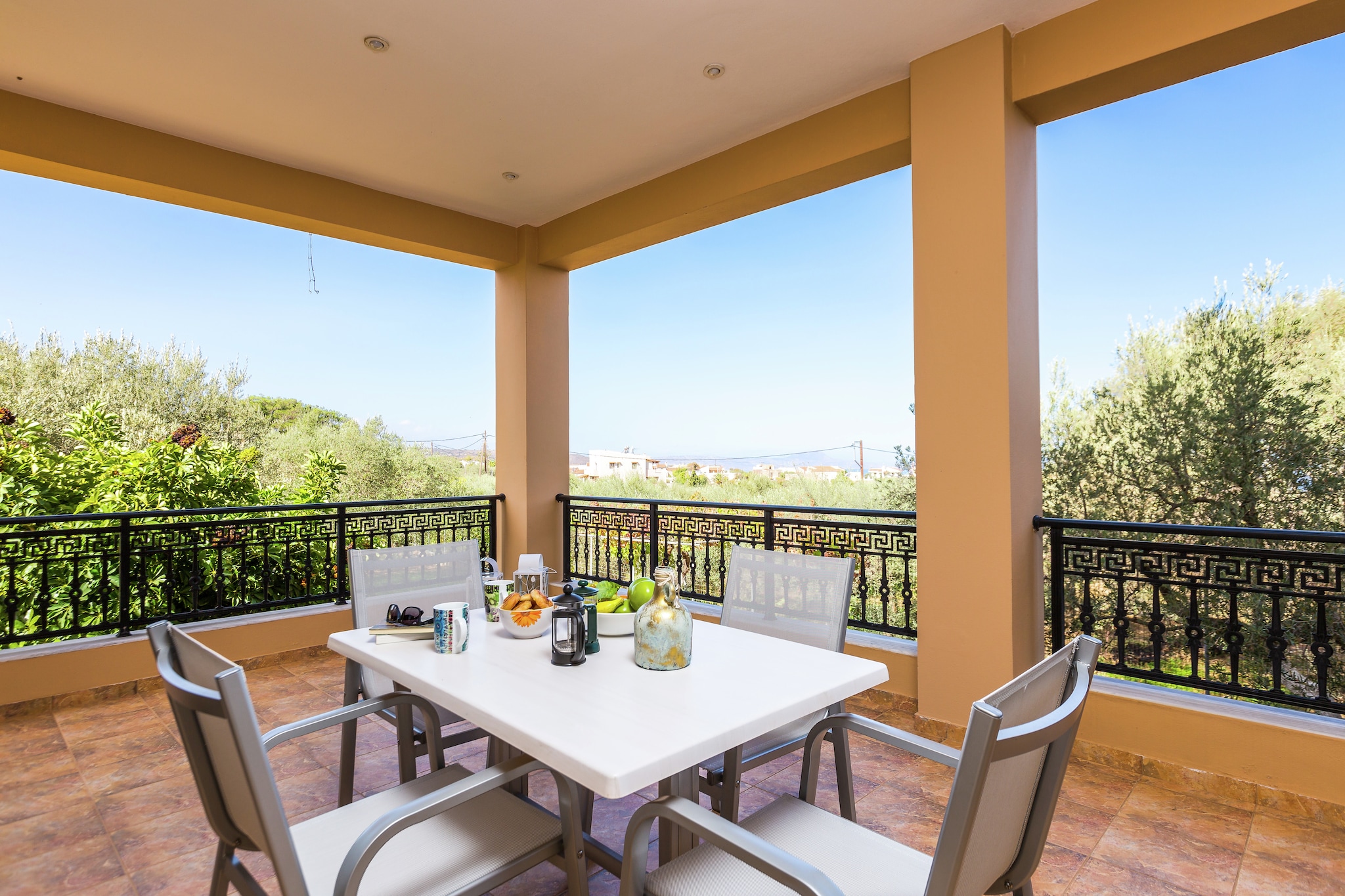 open kitchen(electric kettle, toaster, cooker(4 ring stoves, electric), coffee machine, oven, microwave, fridge-freezer), Living/diningroom(2x single sofa bed, TV, dining table(4 persons)), bedroom(double bed), bathroom(bathtub with shower, washbasin, toilet, washing machine), outdoor kitchen, air conditioning, garden(shared with other guests, fenced, landscaped garden, 4000 m2), garden furniture, BBQ, parking, parasol, hairdryer