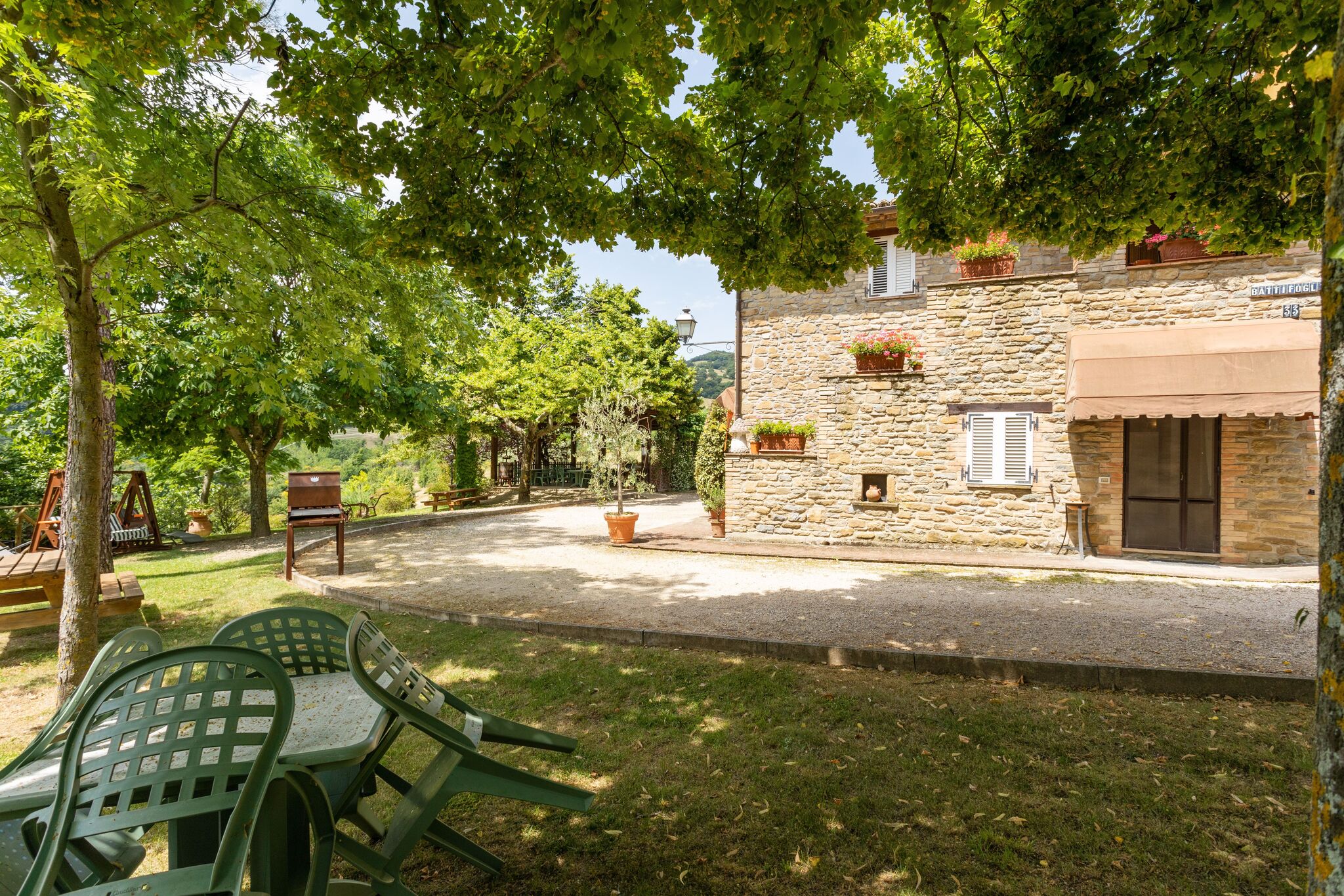 Authentiek landhuis in Assisi met een zwembad en een tuin