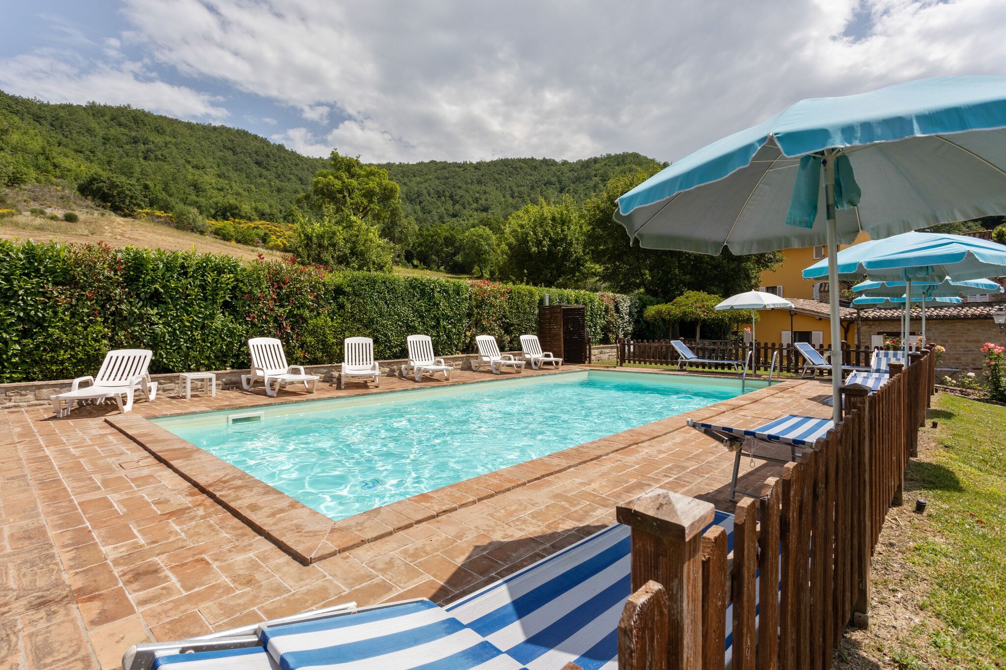 Appartement met zwembad in een groen landschap bij Assisi