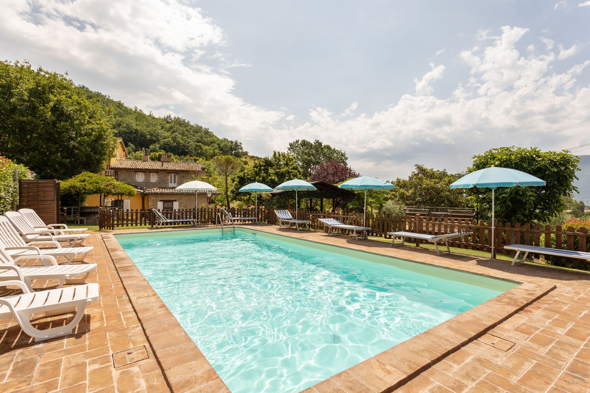 Appartement met zwembad in een groen landschap bij Assisi