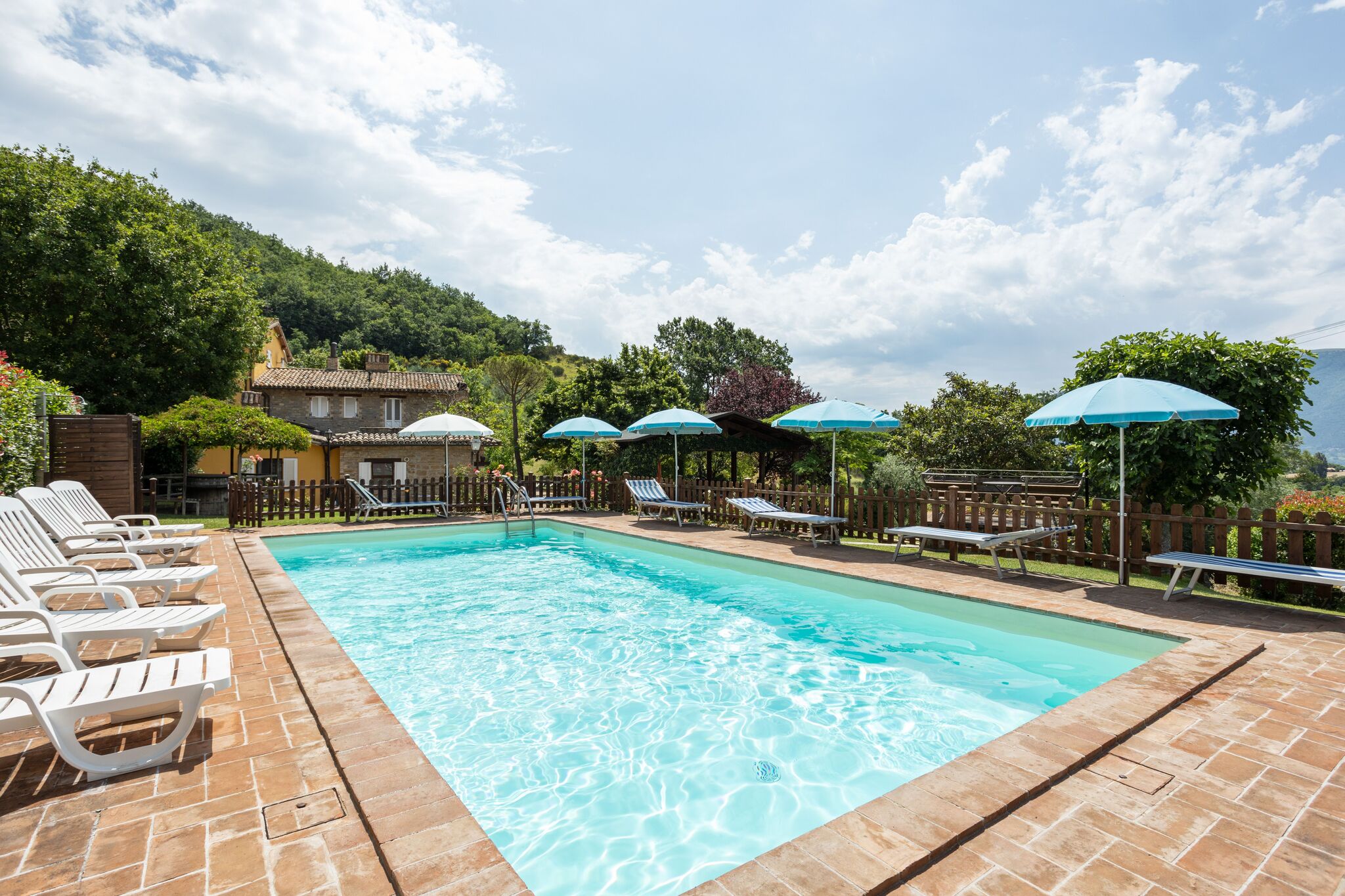 Rustig appartement bij Assisi met een zwembad en een tuin