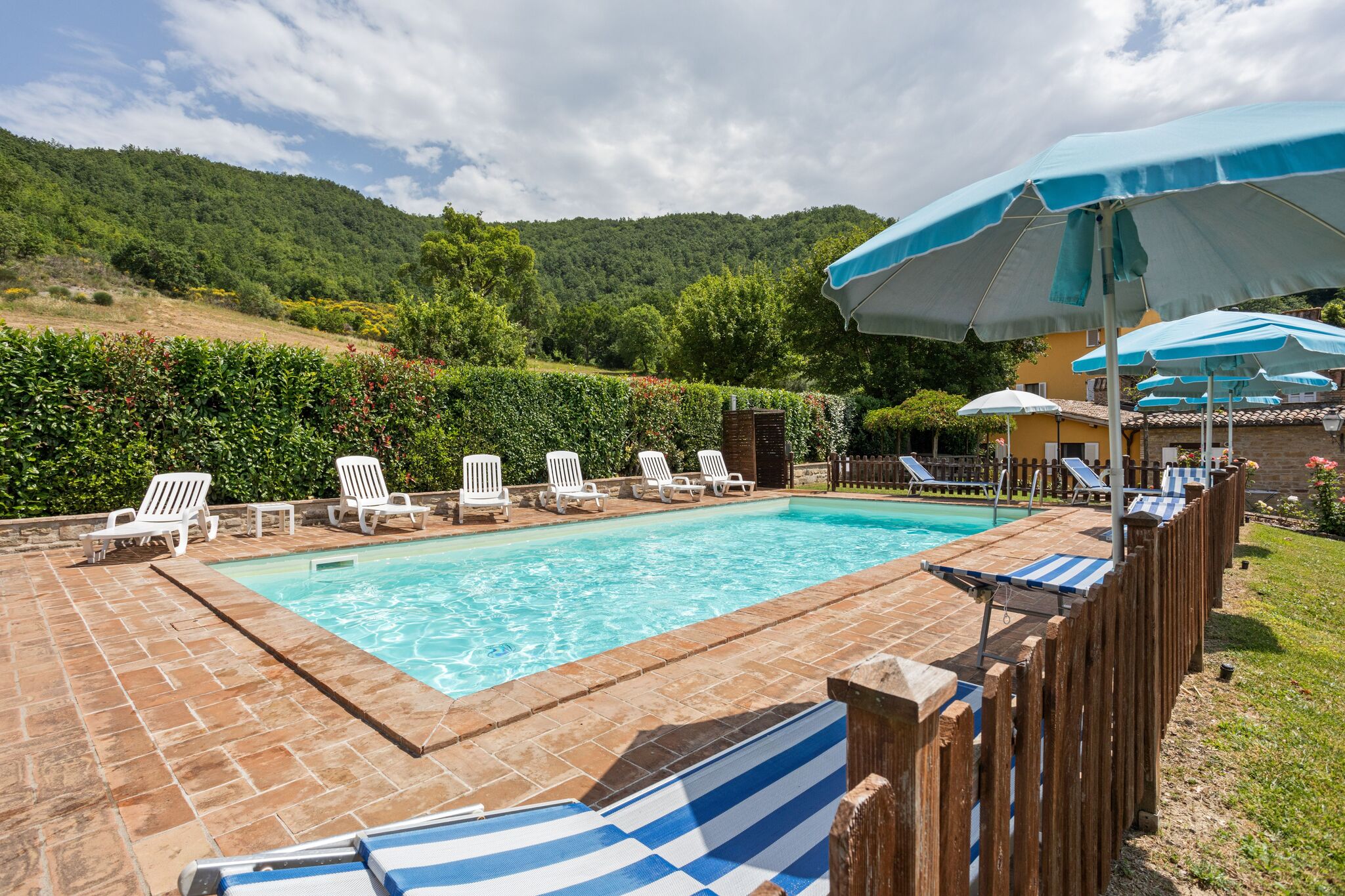 Rustig appartement bij Assisi met een zwembad en een tuin