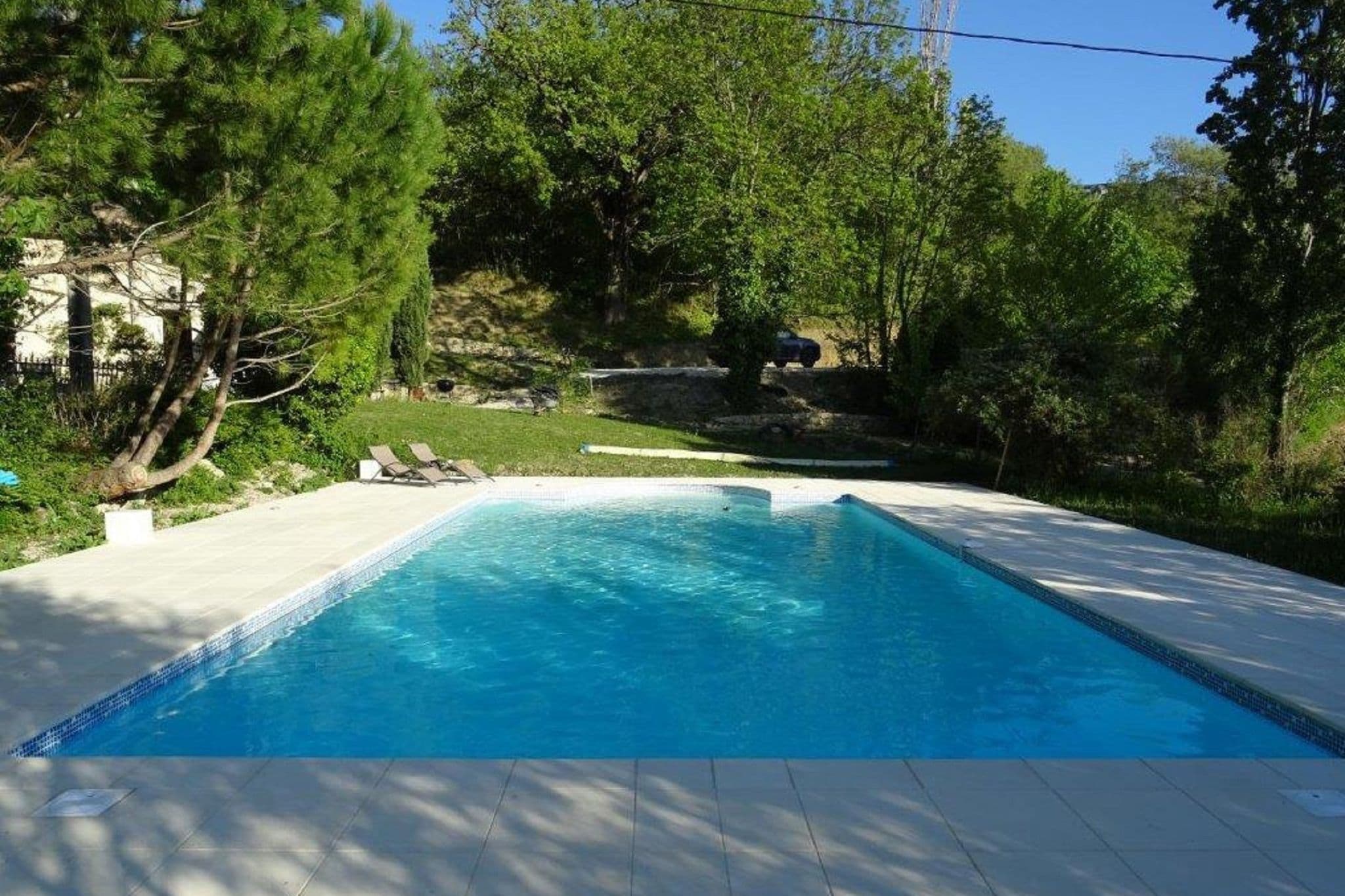 Gezellig vakantiehuis in Pont-de-Barret met zwembad