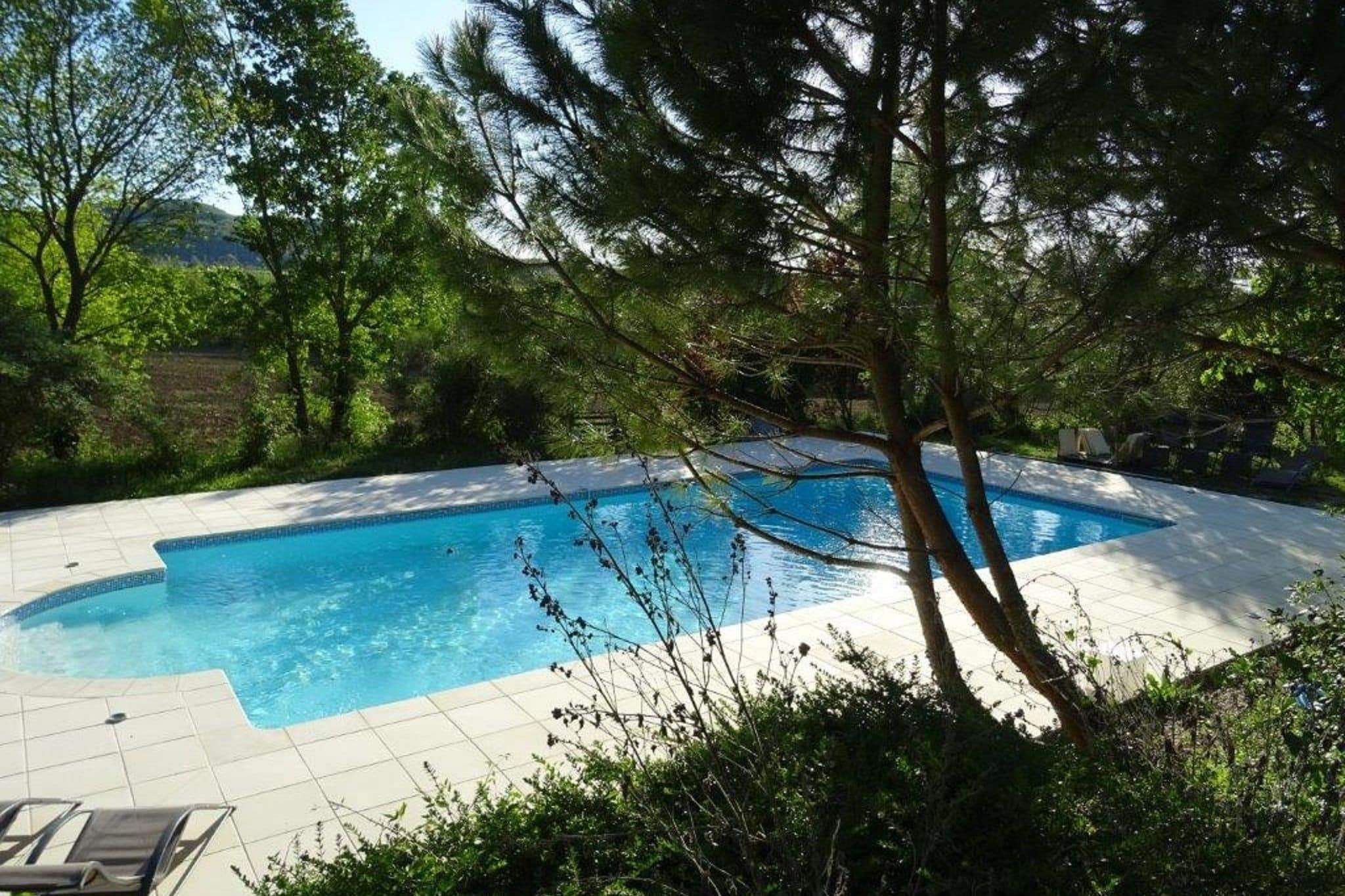 Gezellig vakantiehuis in Pont-de-Barret met zwembad