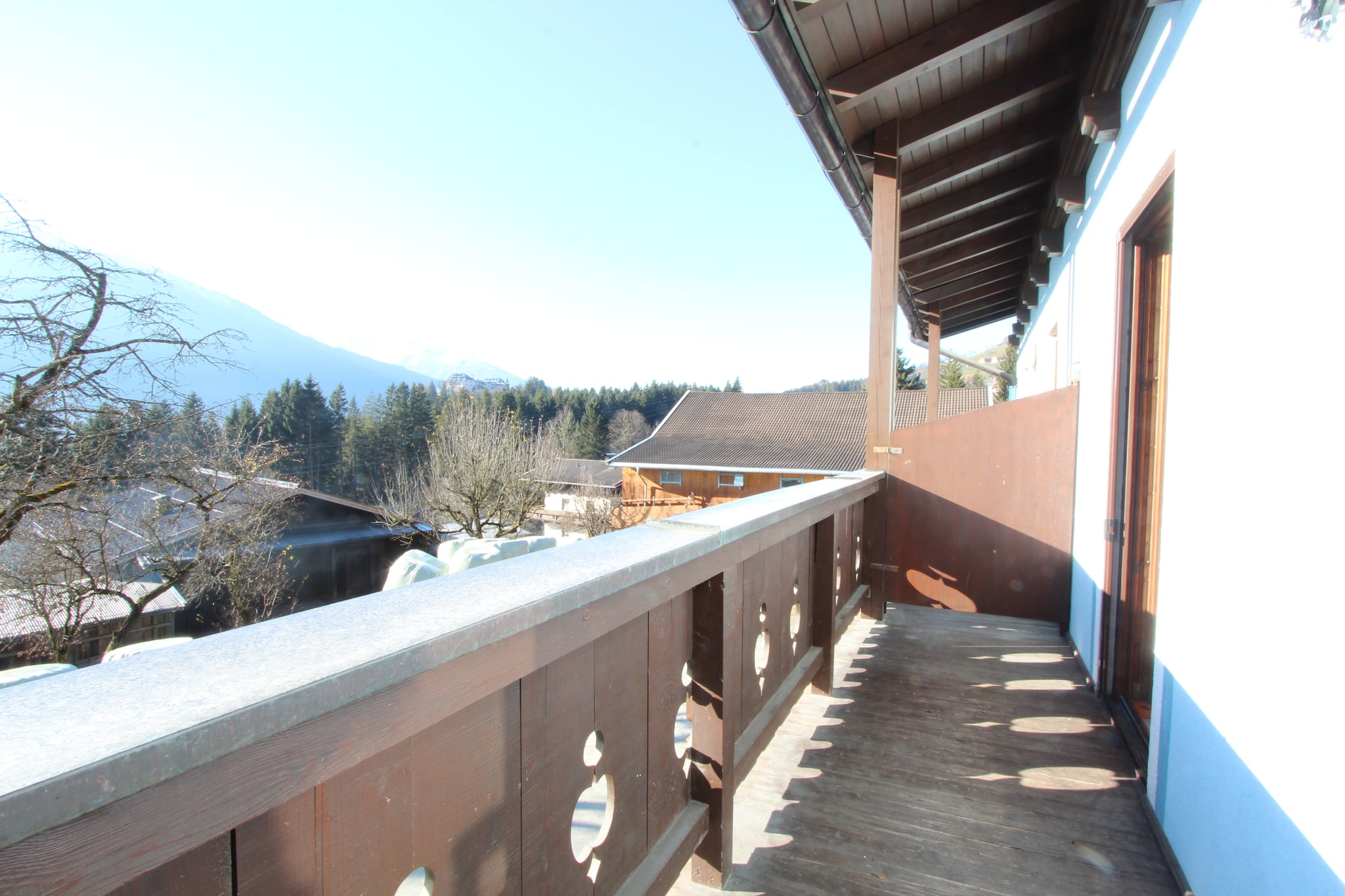 This lovingly designed apartment is located right in the heart of a quaint organic farmhouse on the ground floor and guarantees a warm and inviting atmosphere. Recently renovated, it offers a spacious living room with an open plan kitchen.
For those who would like to get to know country life better, the friendly owners would be happy to open the farm doors and give you an insight into their daily routine. You also have the opportunity to purchase the farm's own products and experience the authentic way of life.
The surrounding area is a true paradise for activities year-round. In winter, downhill skiing, cross-country skiing, tobogganing and winter walks are simply enticing. In summer, hiking and mountain biking are perfect for experiencing an exciting adventure. Various attractions await you in the immediate vicinity, such as the Nationalparkwelten, Felberturm Museum, Maisi Flitzer, the Aurach Wildlife Park, Glemmtaler Baumzipfelweg and the majestic Krimml Waterfalls.
