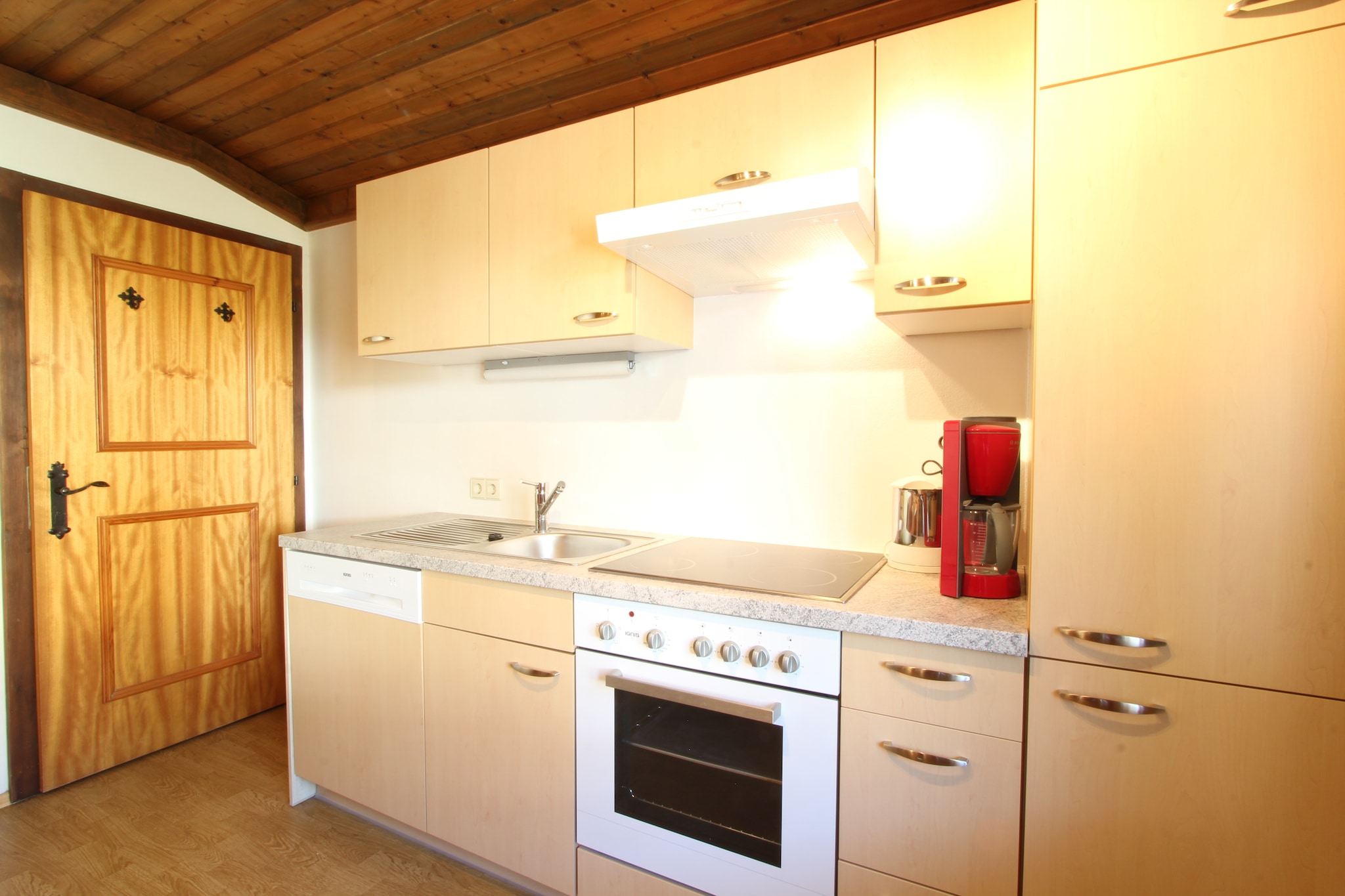 Situated in the middle of an idyllic organic farm, a lovingly designed holiday flat awaits you on the second floor, promising a warm and inviting atmosphere. The cosy eat-in kitchen invites you to enjoy convivial evenings. The balcony is a highlight.
For guests who would like to experience country life up close, the friendly landlords are happy to open the doors of the farm and provide an insight into the daily routines. There is also the opportunity to purchase the farm's own produce and experience the authentic way of life.
The surrounding area offers a true paradise for activities at any time of year. In winter, skiing, cross-country skiing, tobogganing and winter walks beckon. In summer, hiking and mountain biking invite you to exciting adventures. Various attractions await you in the immediate vicinity, such as the National Park Worlds, the Felberturm Museum, the Maisi Flitzer, the Aurach Wildlife Park, the Glemmtaler Baumzipfelweg and the majestic Krimml Waterfalls.