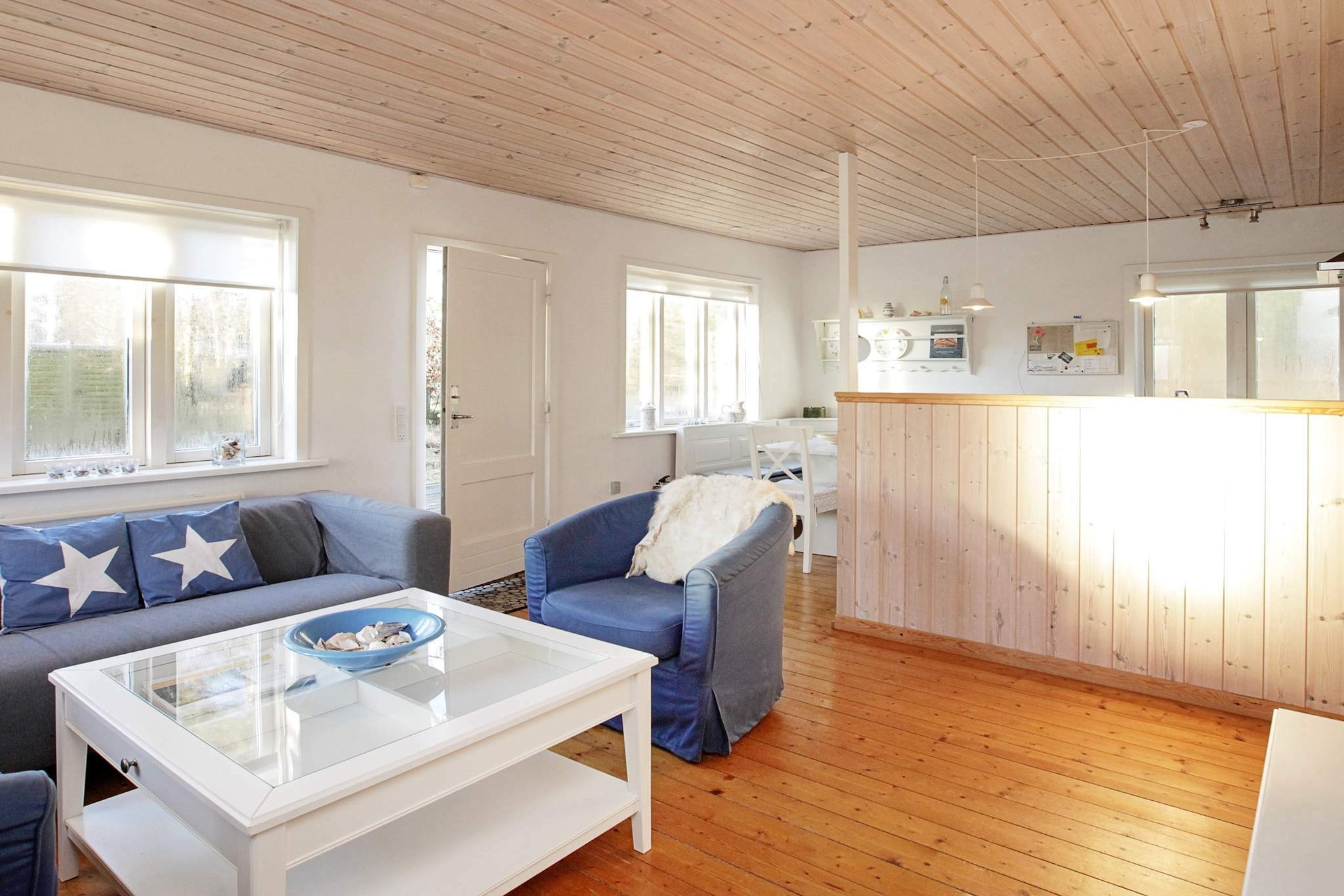 Holiday home with a good location on a lovely natural plot with trees and a short distance to a nice beach and marina. The house is well furnished with 2 spacious bedrooms, bright kitchen, living room with wood stove and direct access to the terrace, where there is the opportunity to enjoy the sun.
A refundable deposit might be charged closer to your check-in date. This deposit covers utilities consumed during your stay and any additional services that may be taken. The final amount will be adjusted based on actual meter readings, actual usage of extra services, and any remaining balance will be refunded within 21 days after checkout.