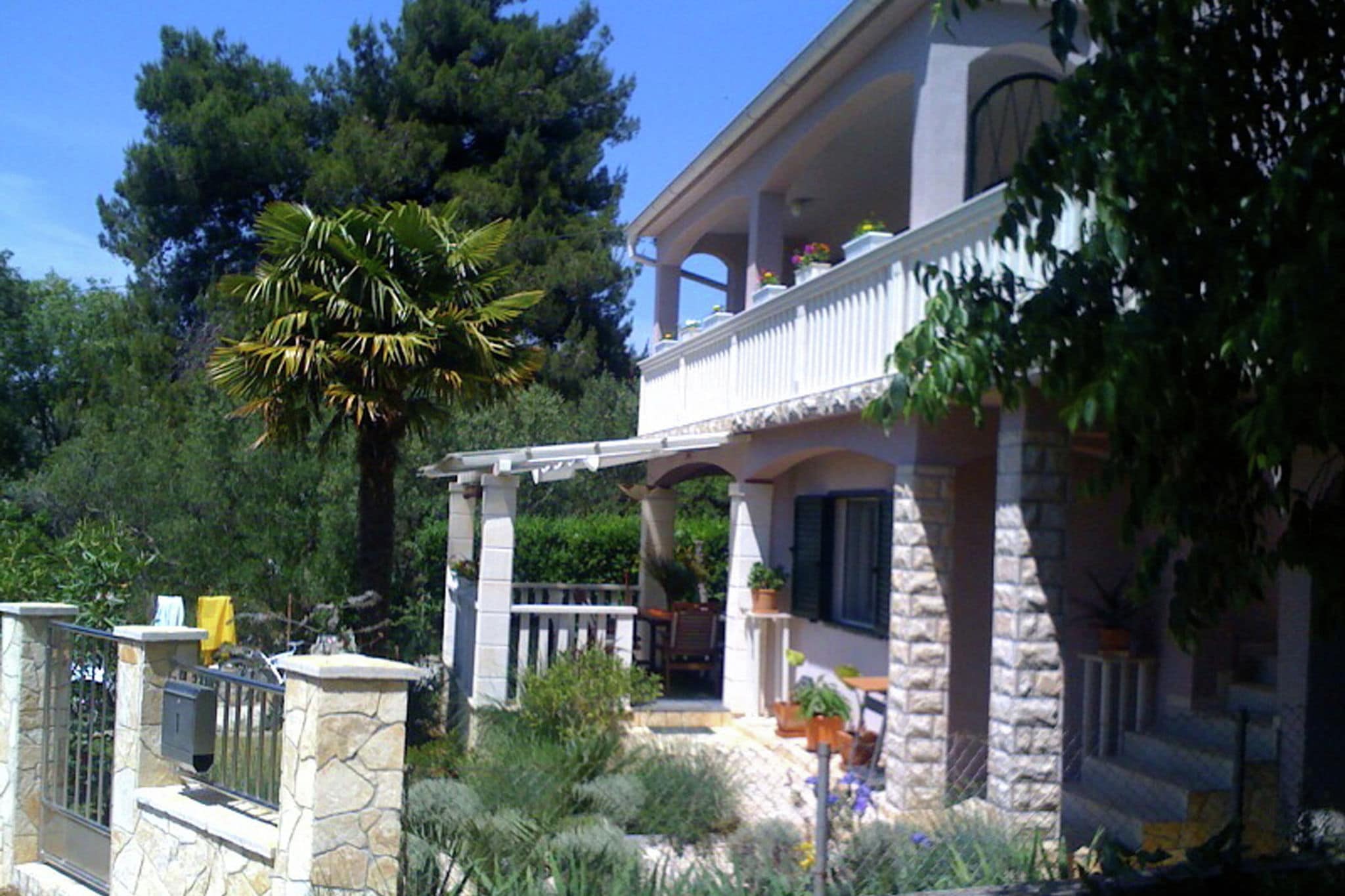 Mooi appartement in Sveti Filip i Jakov met een tuin