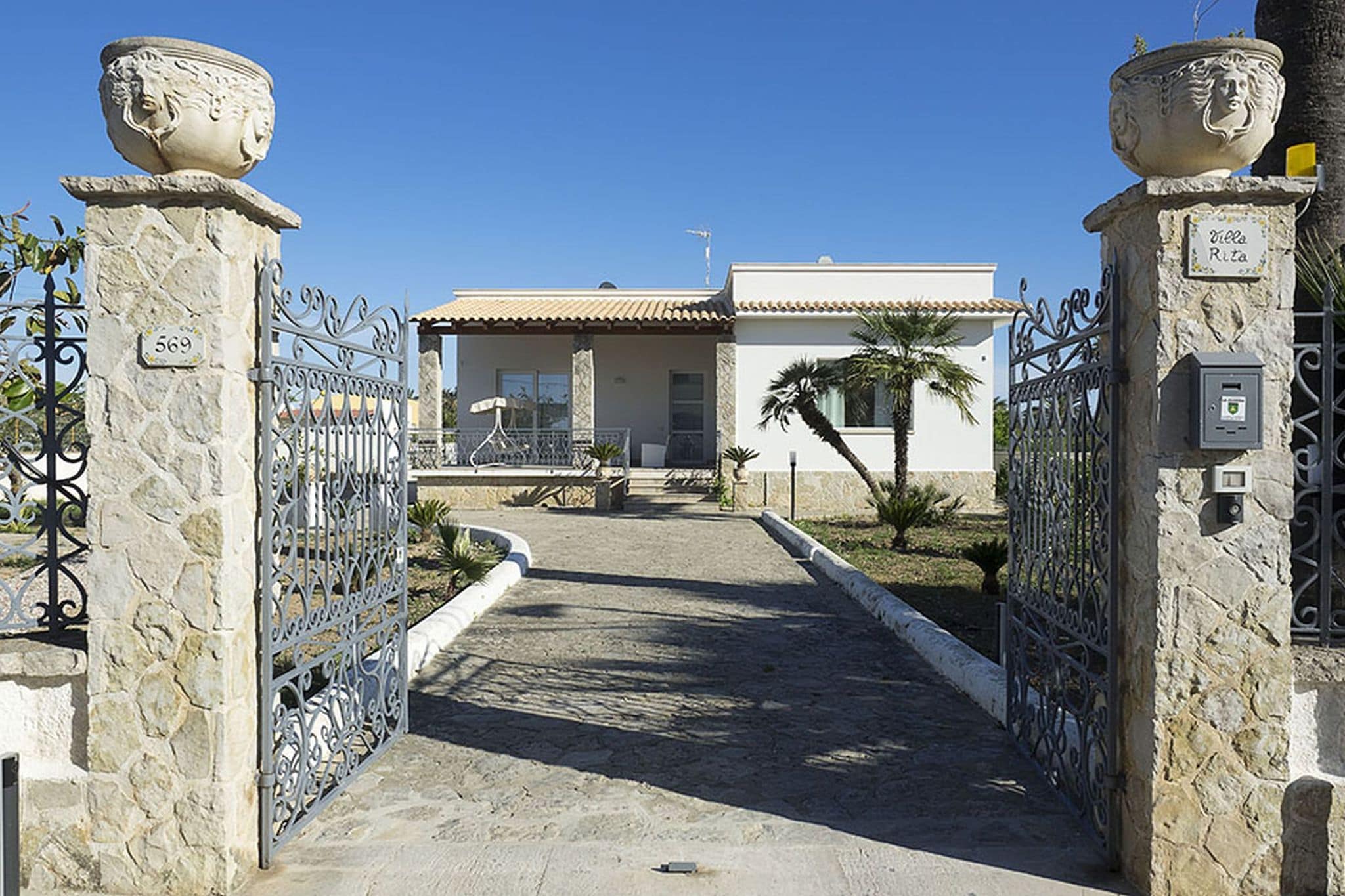 Luxe villa in Marsala met zwembad en eigen tuin en slechts 400 meter van de zee