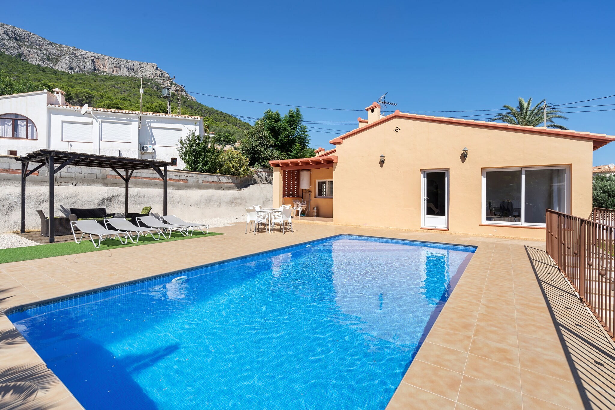 Maison de vacances confortable avec piscine privée à Calpe