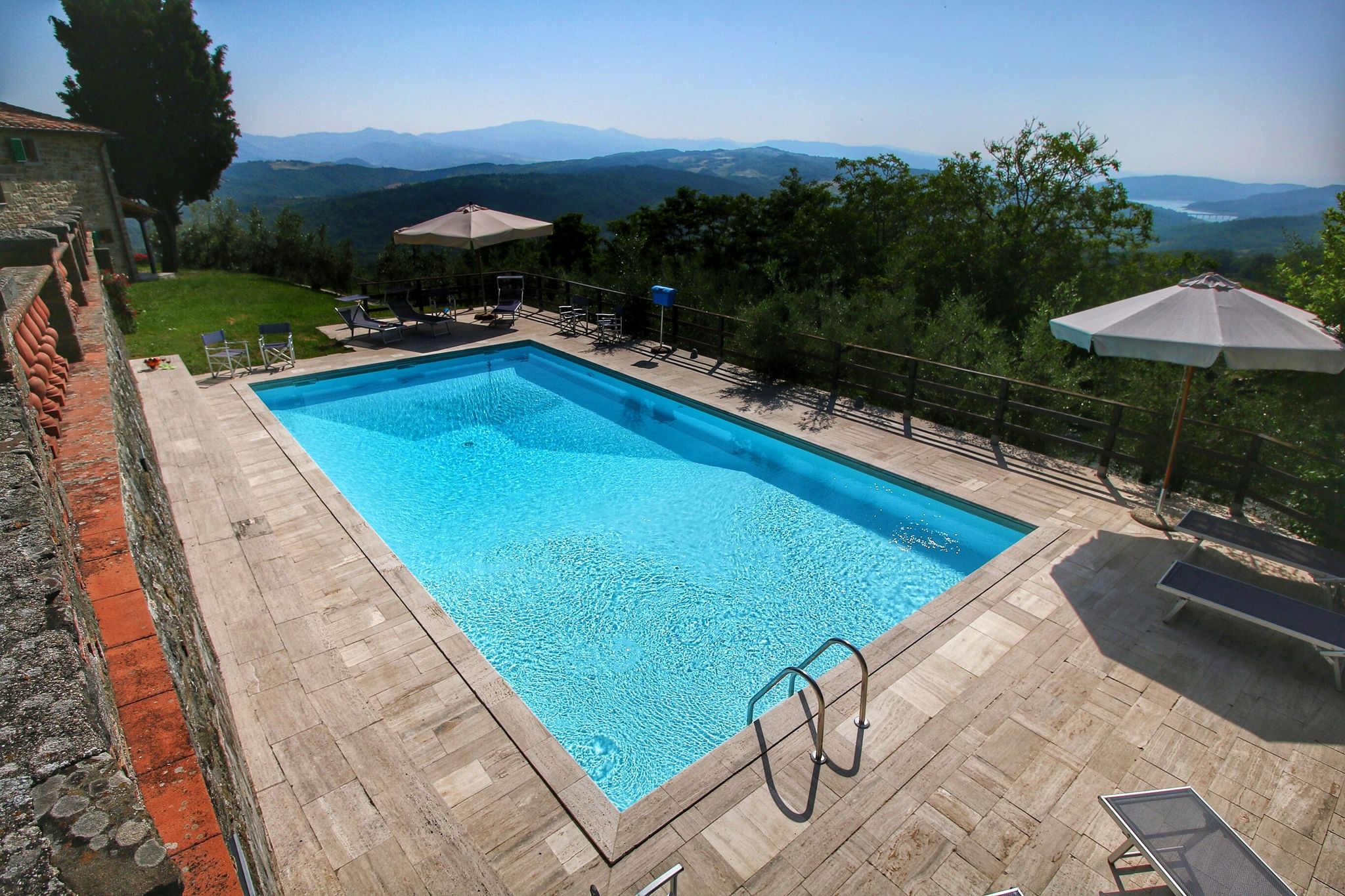 Appartement panoramique en pierre avec piscine