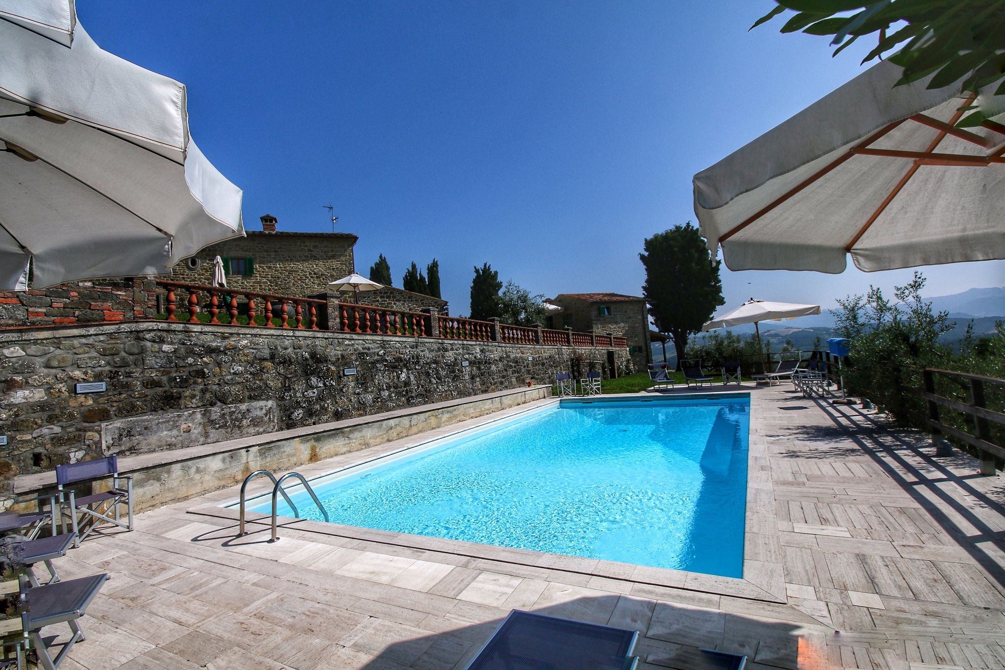 Panoramisch stenen appartement met zwembad