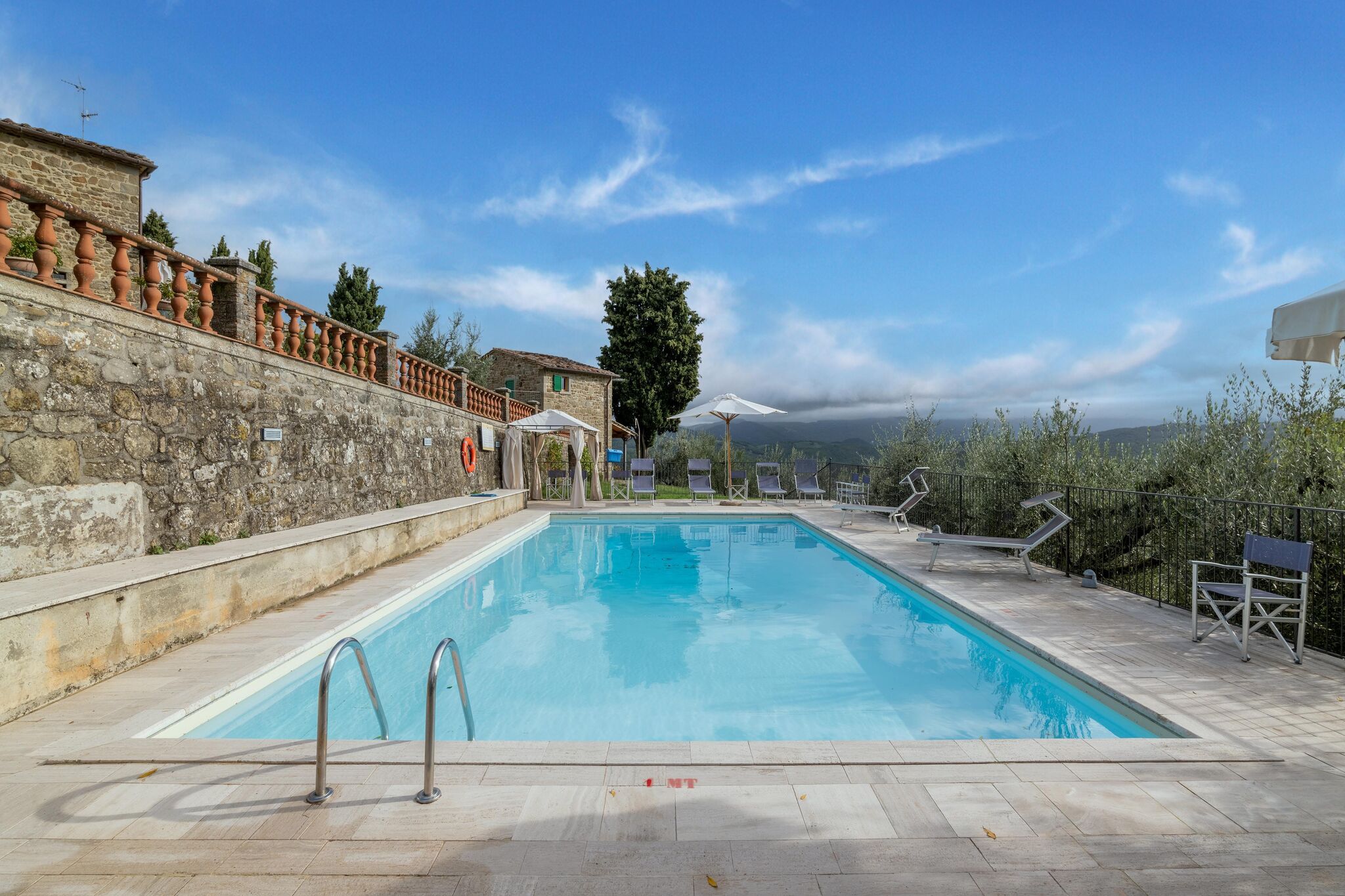 Appartement panoramique en pierre avec piscine