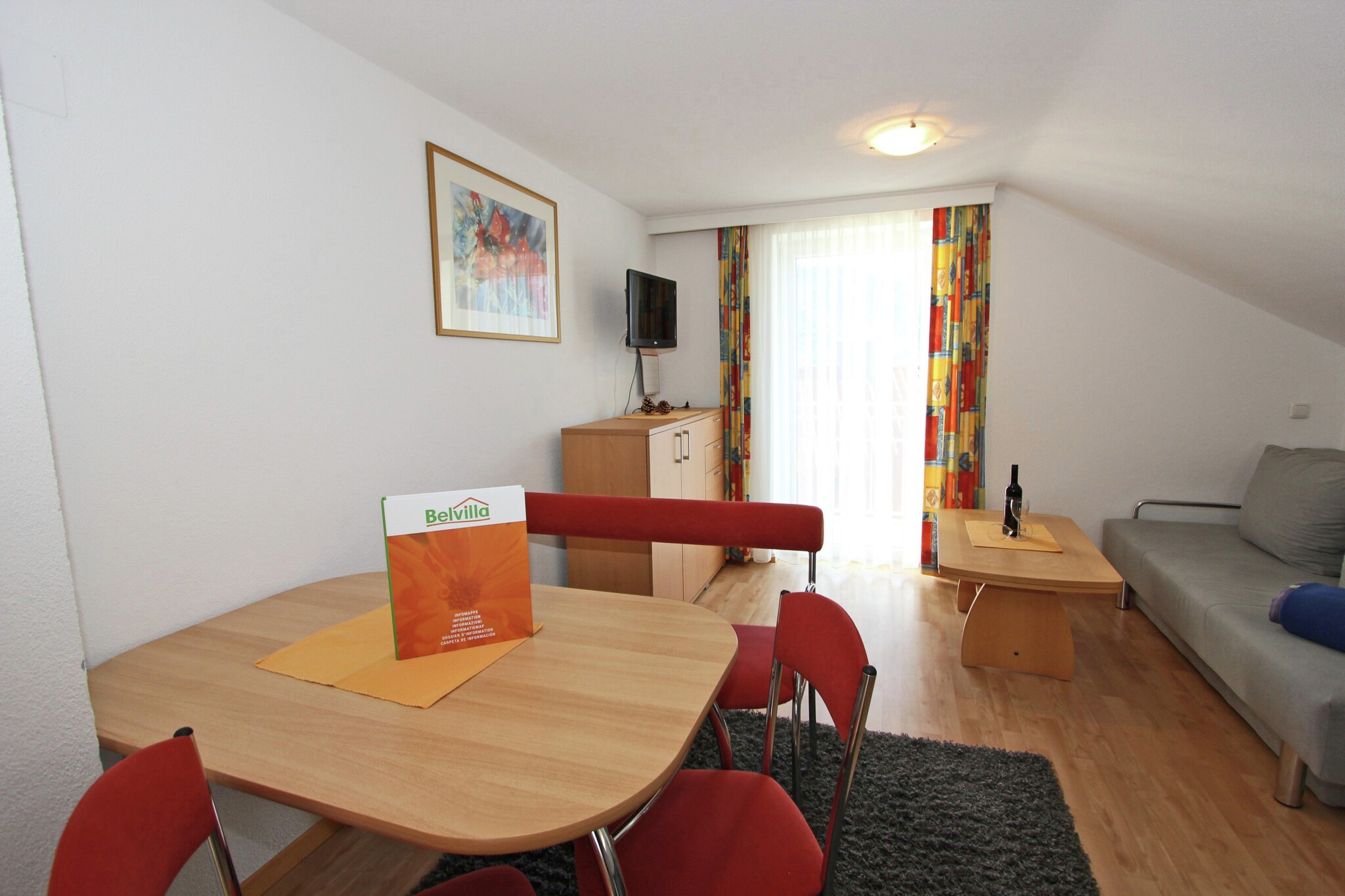 This holiday home has 1 bedroom and sleeps 4 people, ideal for a family. Quietly located 1 km from the ski lifts and the centre of Fiss.
Serfaus-Fiss-Ladis is located 80 km south-west of Innsbruck. In summer, the Super-Sommer-Card is available for a fee incl. cable cars, hiking bus, Mini-Maxi-Club, Murmliclub and much more. If you want to benefit from this guest card, you need to inform the house owner before arrival. He will send you the link for registering the guest card. The heated ski depot right by the lift costs €2.50 extra per person per day.
The flat is in the attic and is comfortably furnished. There is an open kitchen with a dishwasher and at the house is a terrace where you can relax outdoors. Wi-Fi is available in the house.
The ski bus stop is 10 m away and takes you to a vast ski area with 200 km of slopes and 70 lifts, ideal for beginners and advanced skiers.