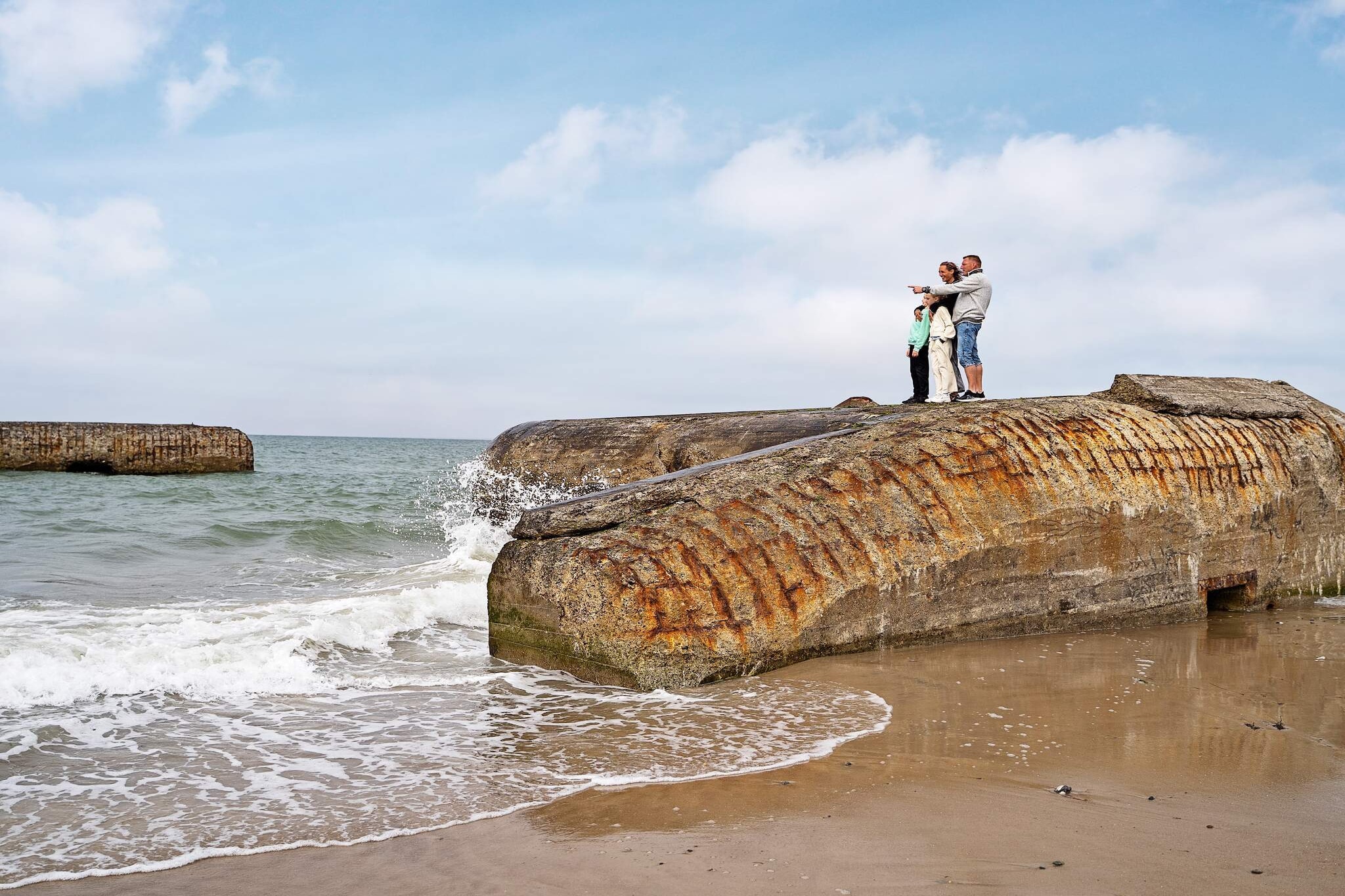 Internet Access DSL, Living room(2x single bed), Kitchen(8 m2)(cooker(electric), hood, coffee machine, dishwasher, fridge(+ freezer)), Living/bed room(20 m2)(TV(cable), radio), bedroom(double bed), bedroom(2x single bed), bathroom(bathtub or shower, washbasin, toilet), Bubble bath(shared with other guests, indoor), sauna(shared with other guests, indoor, heated), washing machine(shared with other guests, paid), heating(electric), terrace, parking, swimming pool(shared with other guests, indoor)