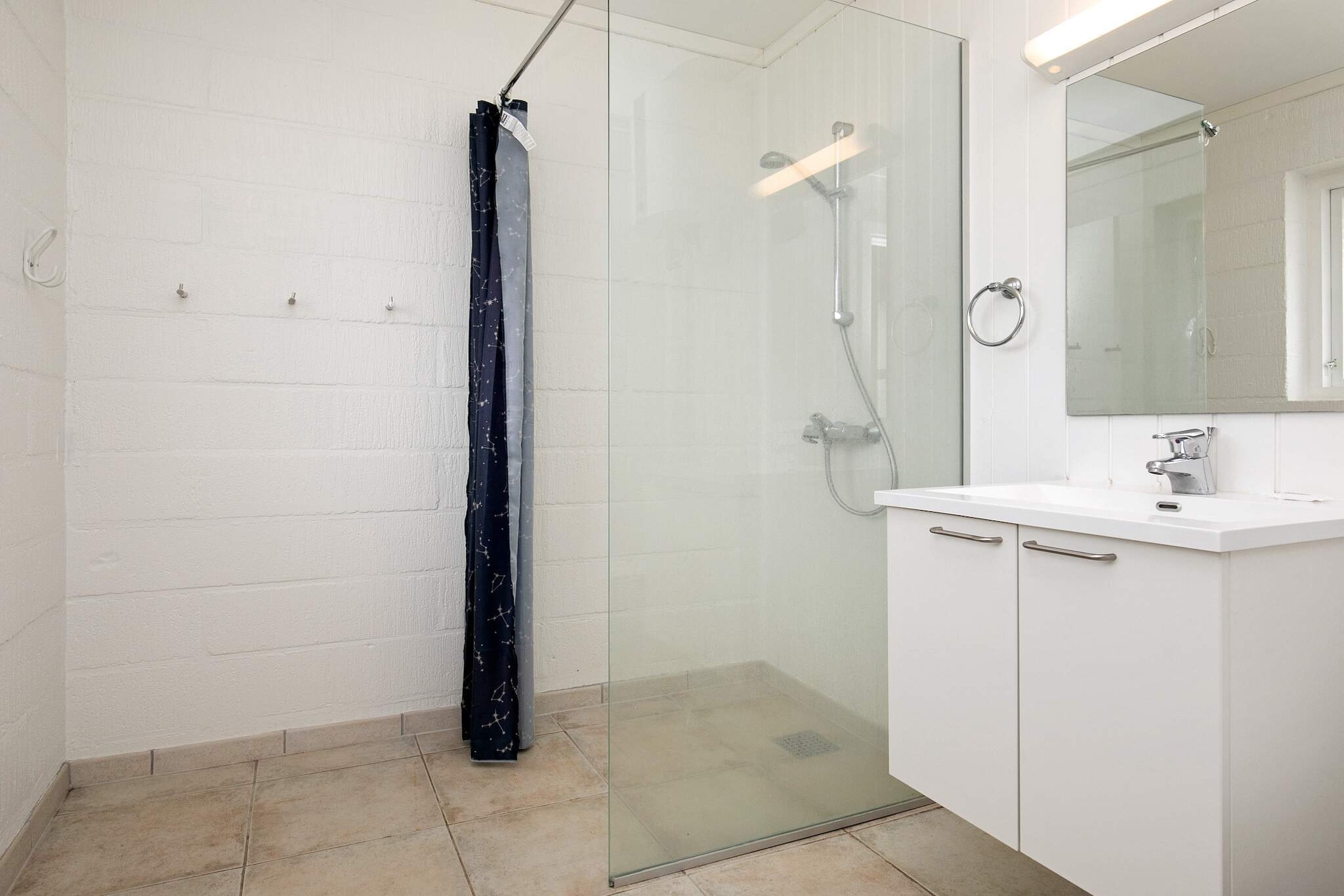 4 room, - Indoor