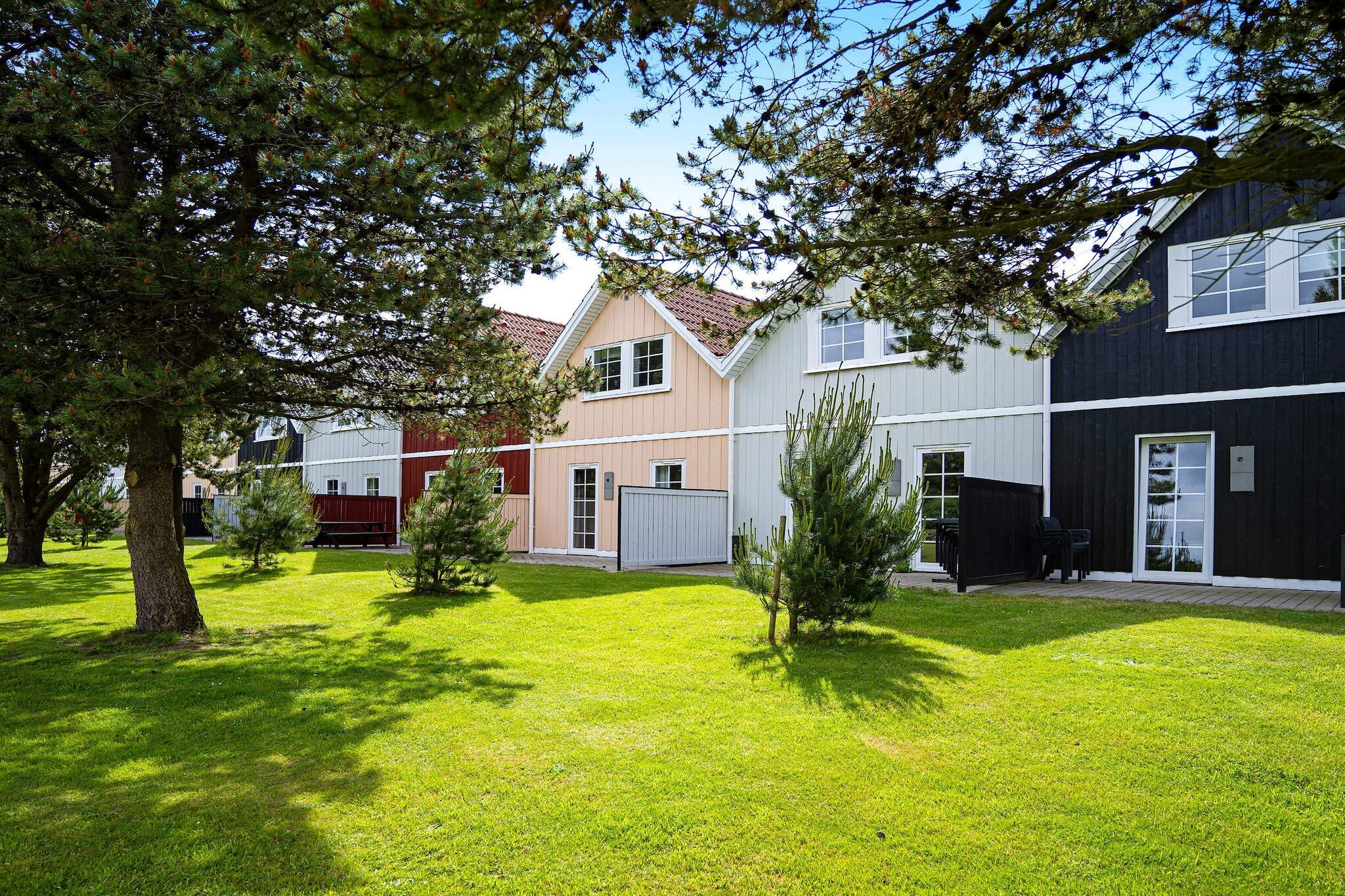 Discover a delightful escape at Ho Holiday Center in this charming 50m² holiday home, perfectly suited for up to 4 guests. The inviting living room offers a comfortable space to unwind, complete with a TV, cable TV, and Chromecast for all your entertainment needs.
This cozy home features two comfortable bedrooms, providing restful sleeping arrangements with two single beds and one double bed. The well-equipped kitchen simplifies meal preparation, offering an electric cooker, oven, fridge with a small freezer compartment, microwave, coffee machine, and dishwasher. The single bathroom includes a WC, hand basin, and shower for your convenience.
Nestled within the vibrant Ho Holiday Center, you'll be just a few kilometers from the beautiful West Jutland beaches. Enjoy complimentary access to the on-site water park or explore the center's various family activities, including an indoor playground and bowling. This holiday home serves as an ideal base for a relaxing and memorable coastal holiday, allowing you to fully enjoy the natural beauty and amenities that Ho Holiday Center provides.