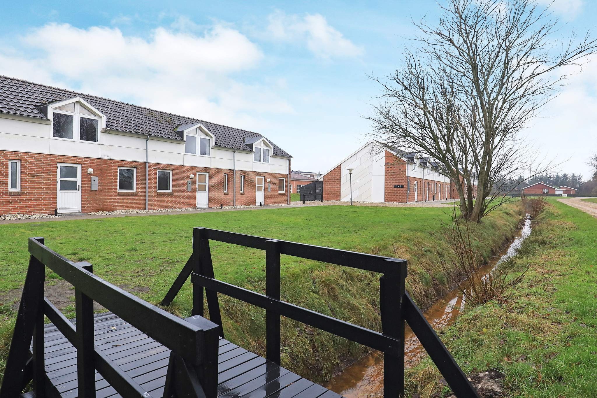 Internet Access DSL, Living room(2x single folding bed), Kitchen(cooker(electric), coffee machine, oven, microwave, dishwasher, fridge-freezer), Living/bed room(TV(cable), chromecast), bedroom(2x single bed), bedroom(double bed), bedroom(double bed), bathroom(bathtub or shower, washbasin, toilet), heating(electric), parking, swimming pool(shared with other guests, indoor)