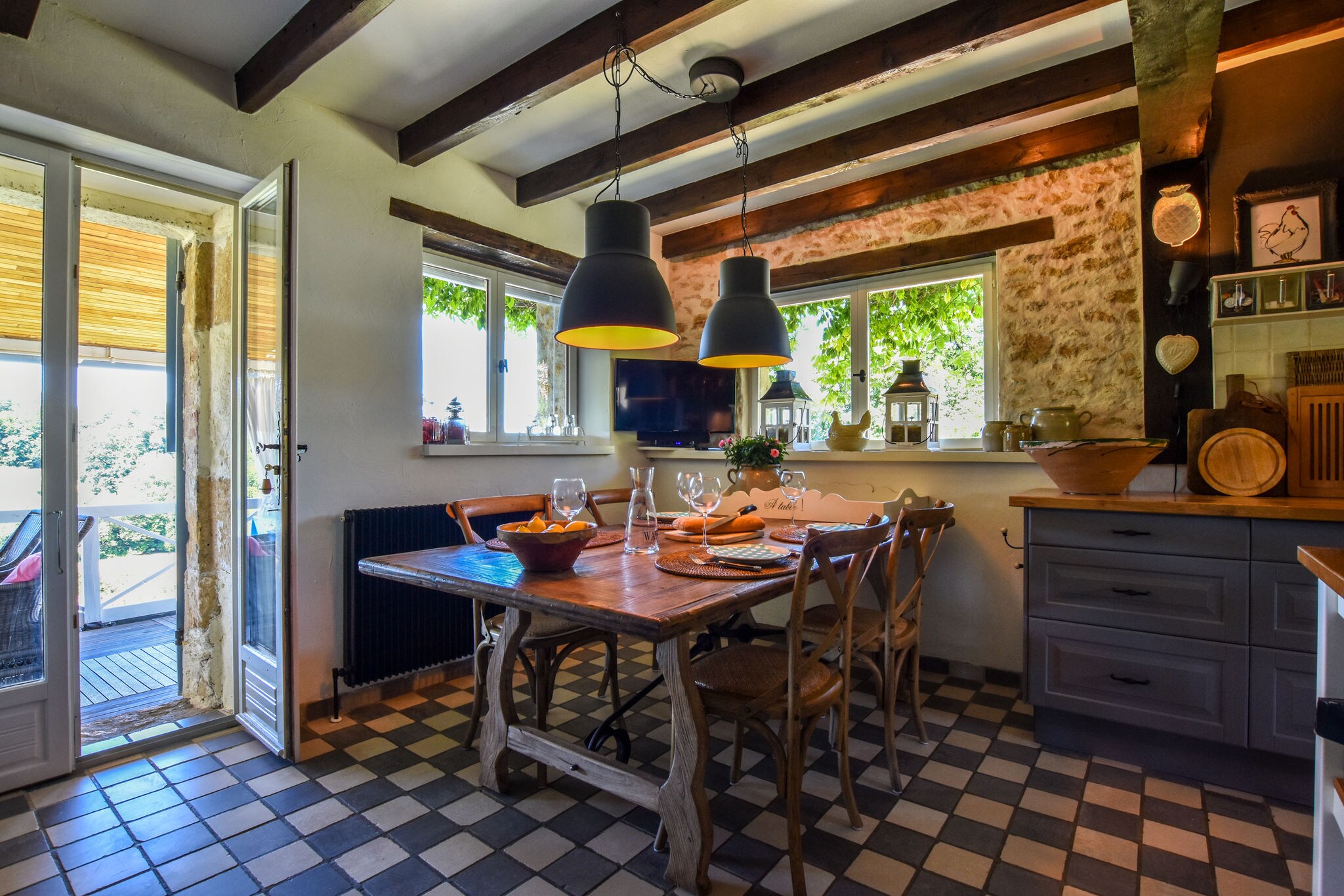 Cosy town house on the edge of a bastide with swimming pool and stunning views.