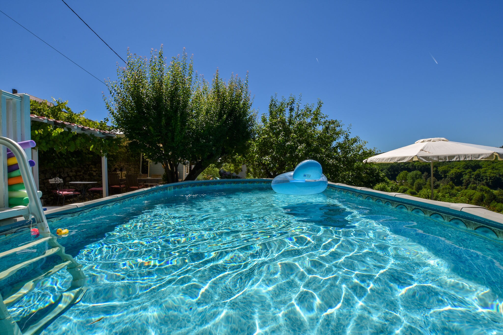 Cosy town house on the edge of a bastide with swimming pool and stunning views.