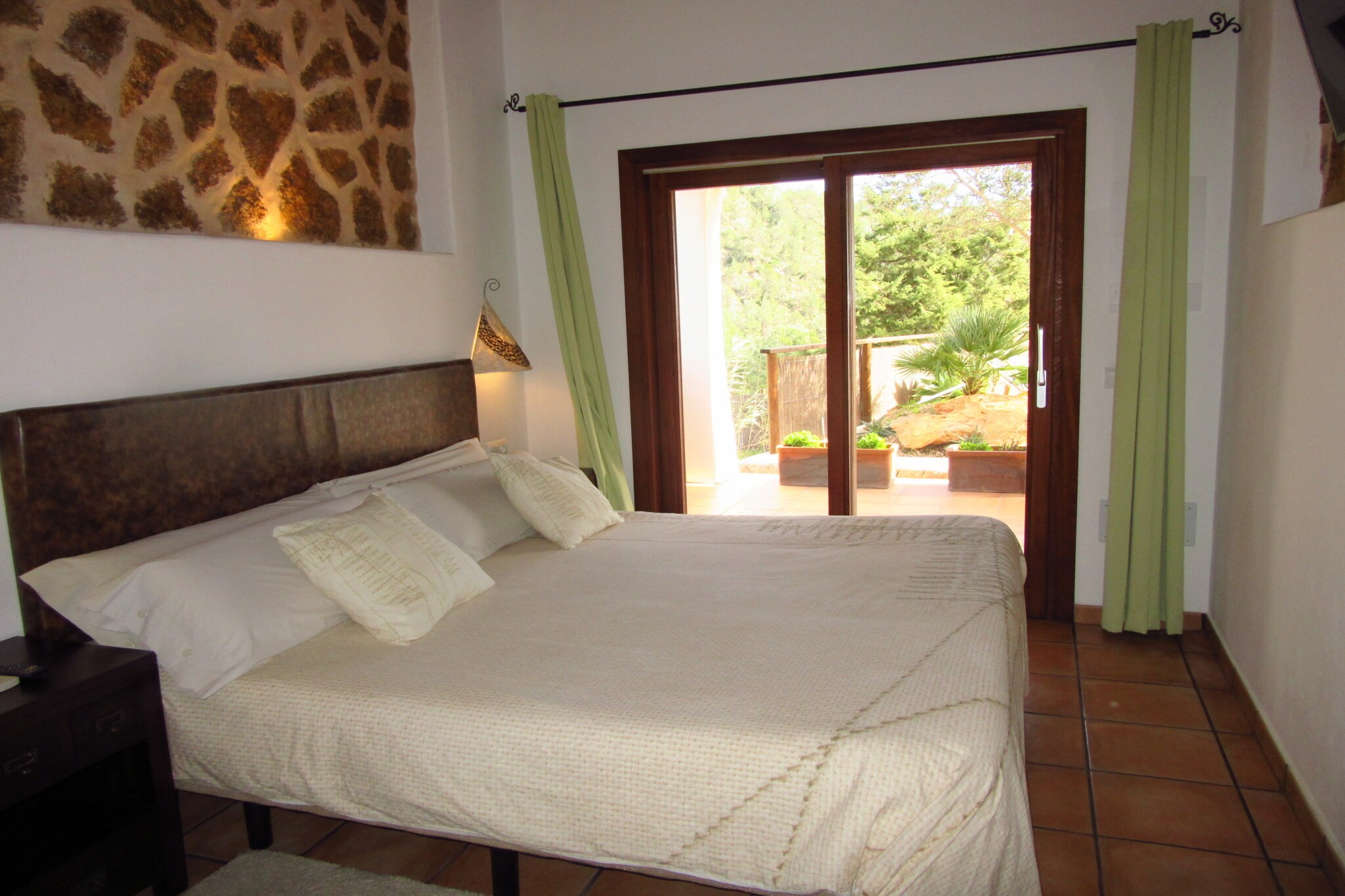 Living room(TV(flatscreen, satellite), dining table(4 persons), fireplace, seating area), Kitchen(hob, electric kettle, toaster, coffee machine, oven, microwave, dishwasher, fridge-freezer), bedroom(double bed(180 x 200 cm), air conditioning), bathroom(shower(walk-in shower), washbasin, toilet), Bubble bath(4 m2), terrace, garden(fenced), garden furniture, BBQ, parking, deckchairs