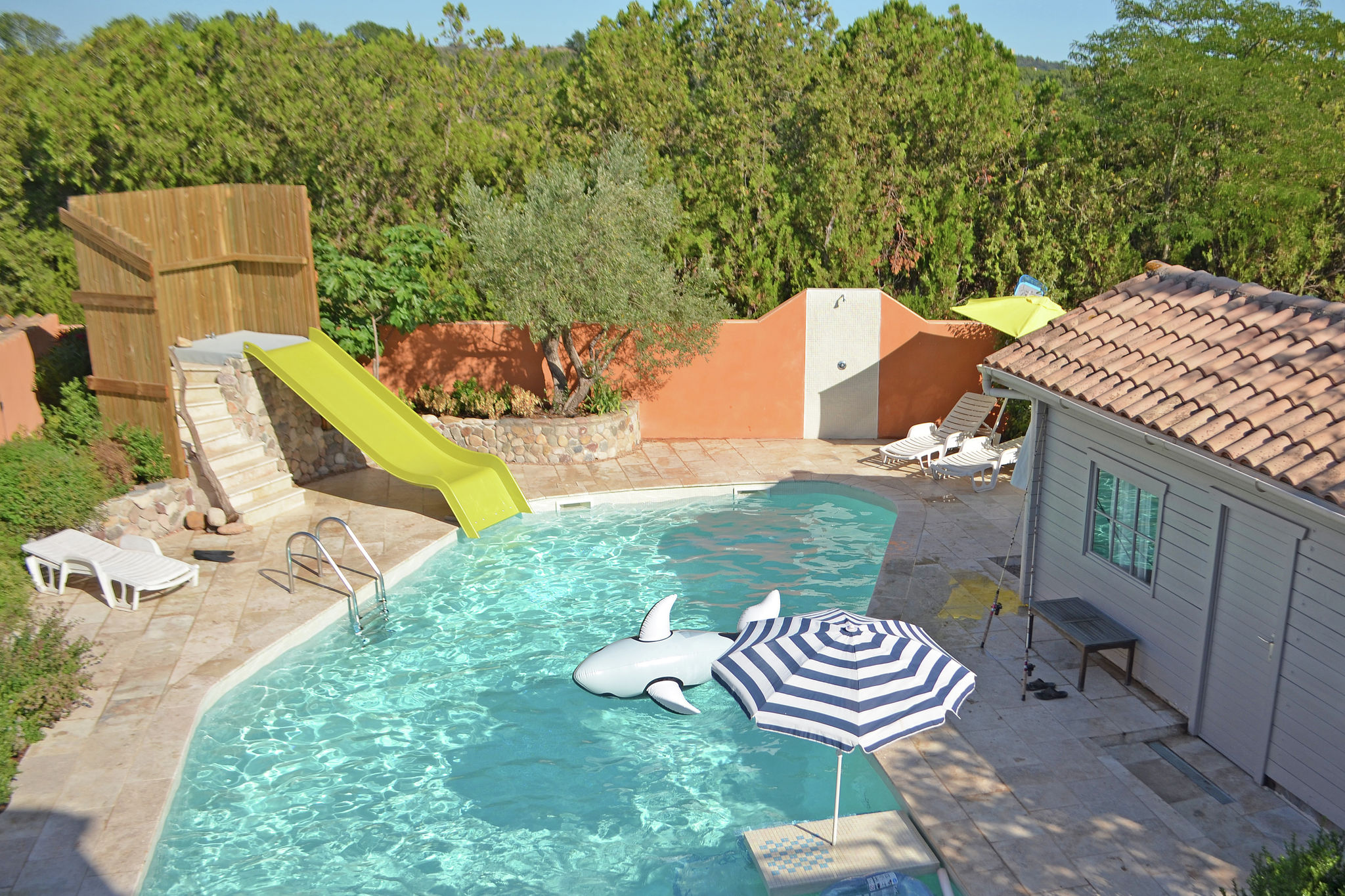 Royale villa met verwarmbaar zwembad met super glijbaan tussen strand en meer